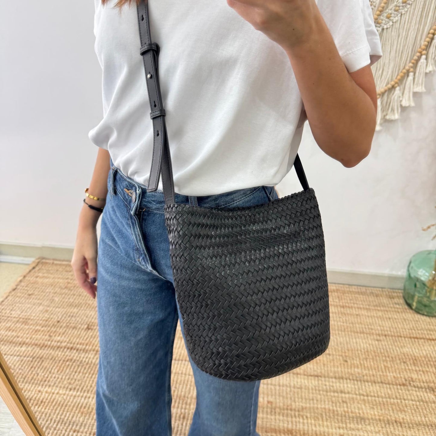 Bolso saco en piel trenzada negro