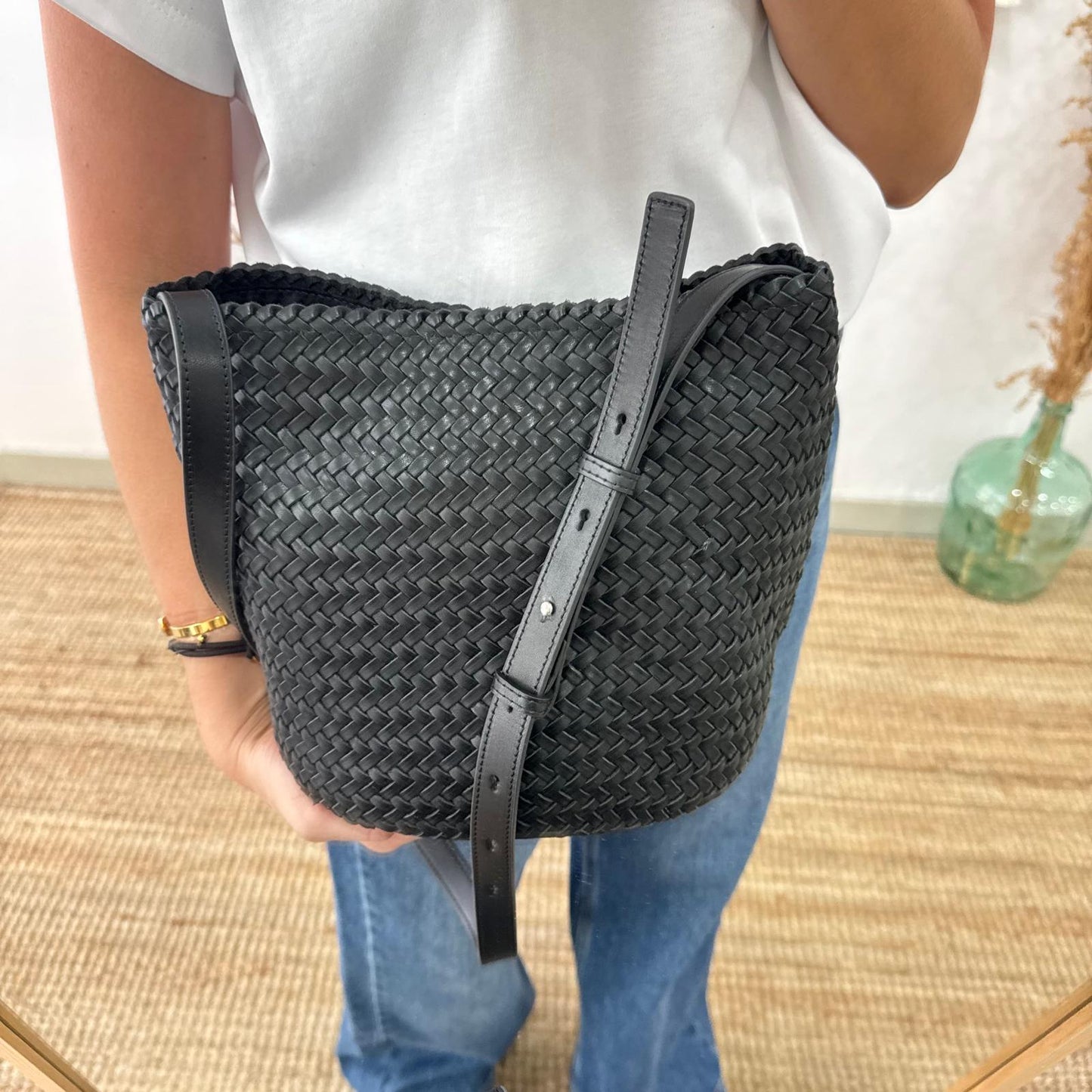 Bolso saco en piel trenzada negro