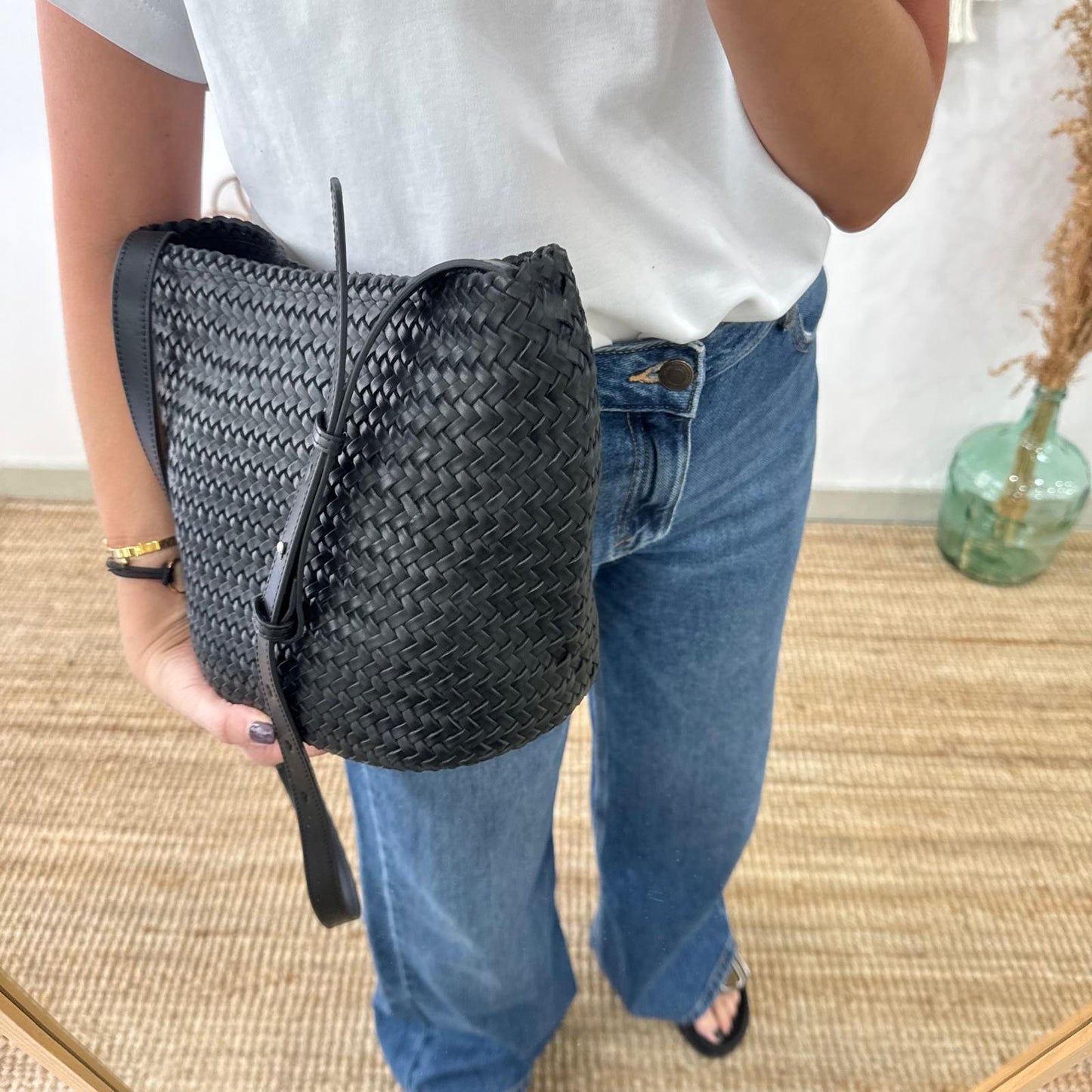 Bolso saco en piel trenzada negro