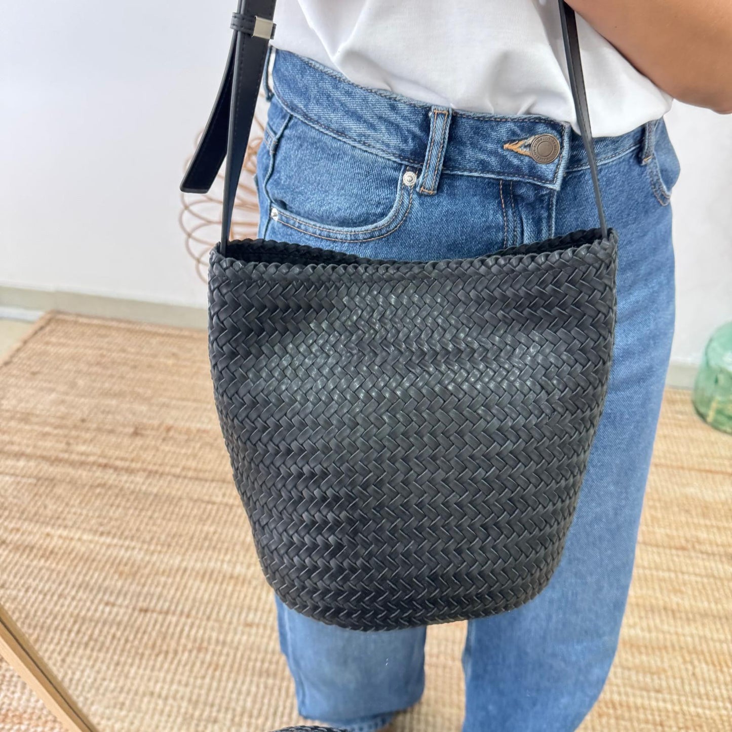 Bolso saco en piel trenzada negro