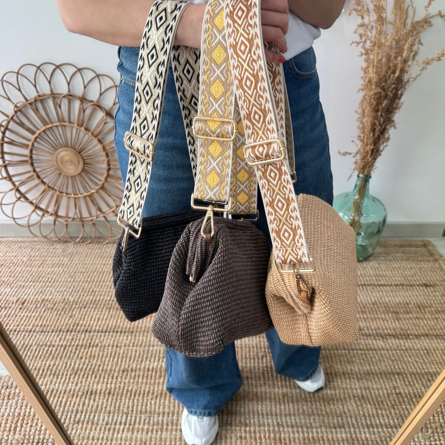 Bolso tipo clutch rafia beige cierre boquilla