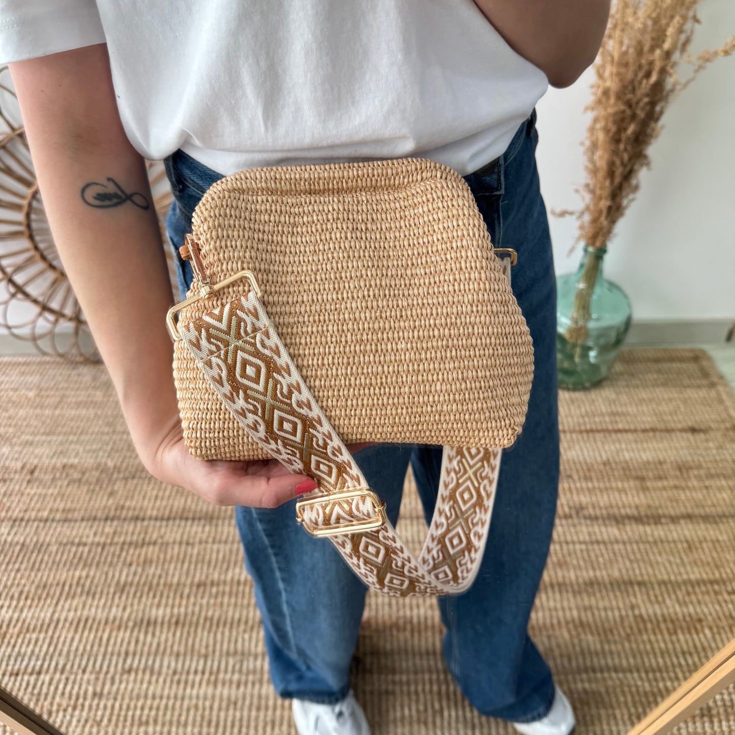 Bolso tipo clutch rafia beige cierre boquilla