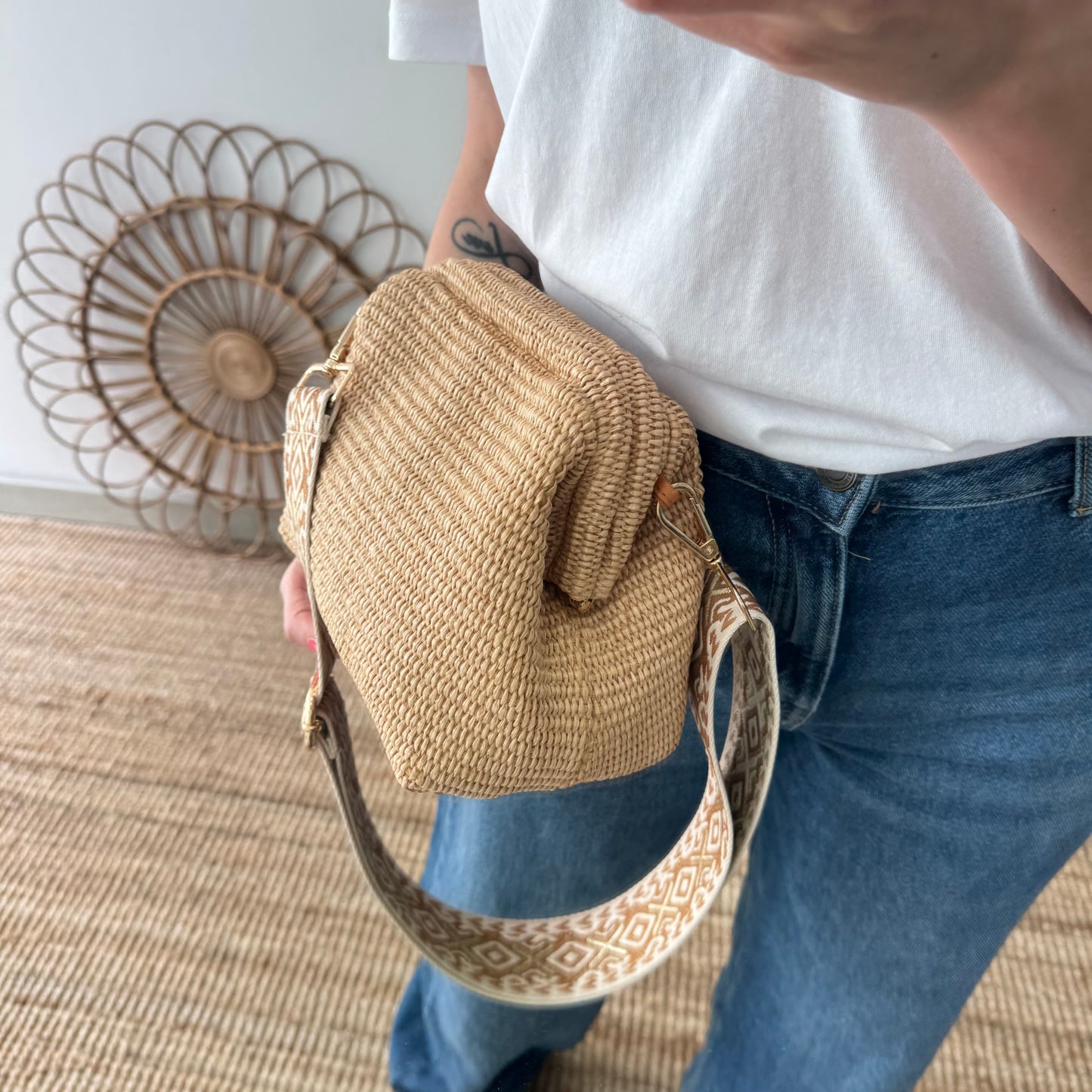 Bolso tipo clutch rafia beige cierre boquilla