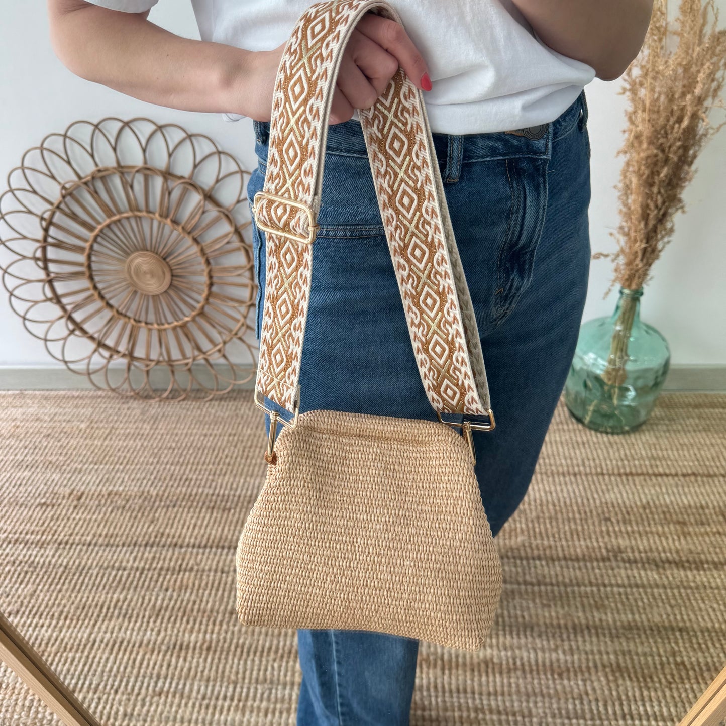 Bolso tipo clutch rafia beige cierre boquilla