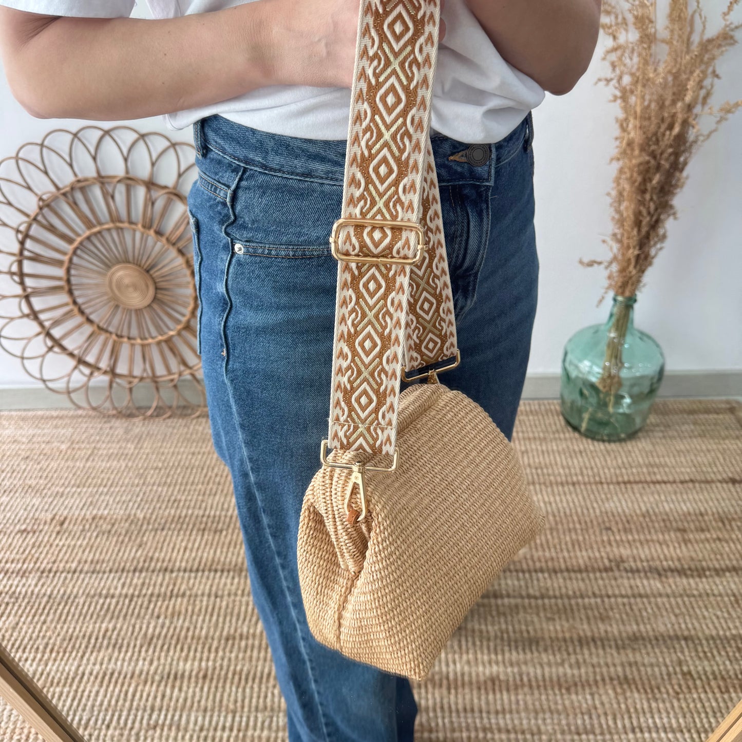 Bolso tipo clutch rafia beige cierre boquilla