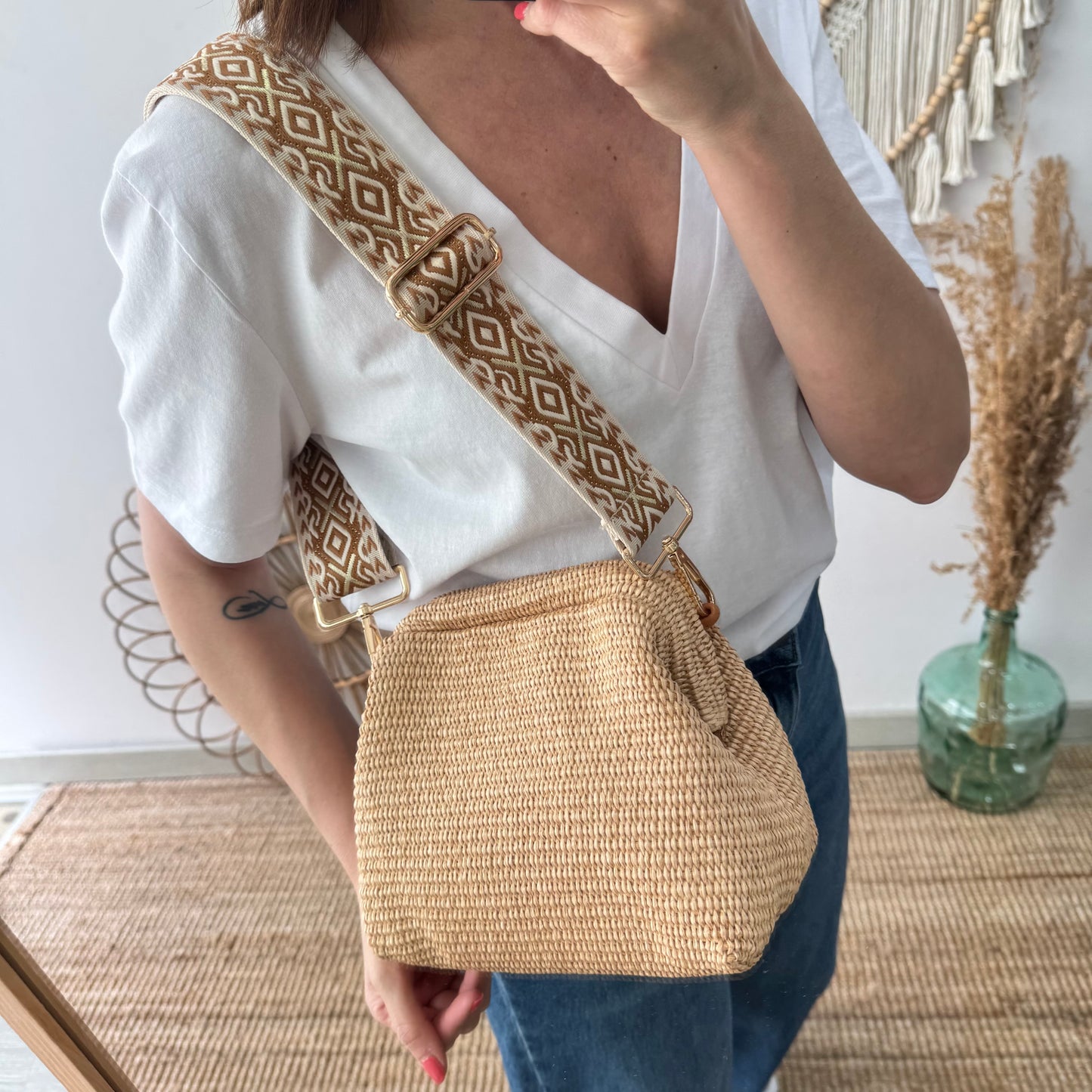 Bolso tipo clutch rafia beige cierre boquilla