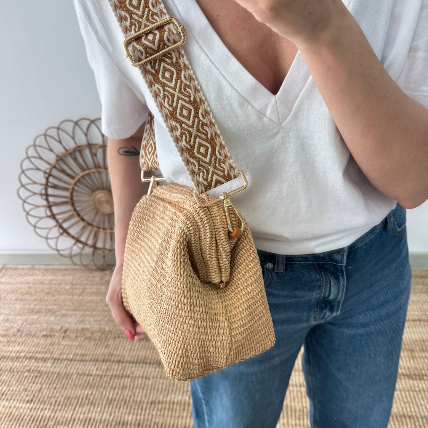 Bolso tipo clutch rafia beige cierre boquilla
