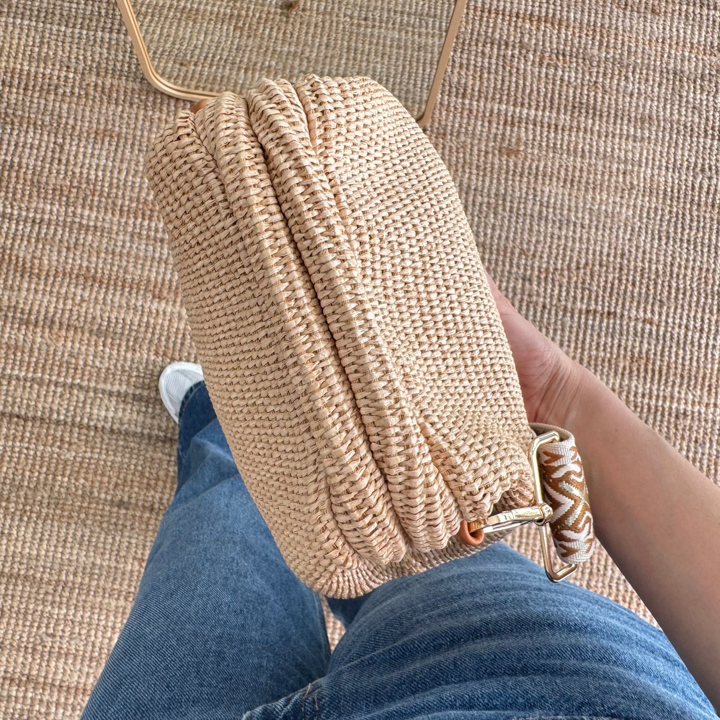 Bolso tipo clutch rafia beige cierre boquilla