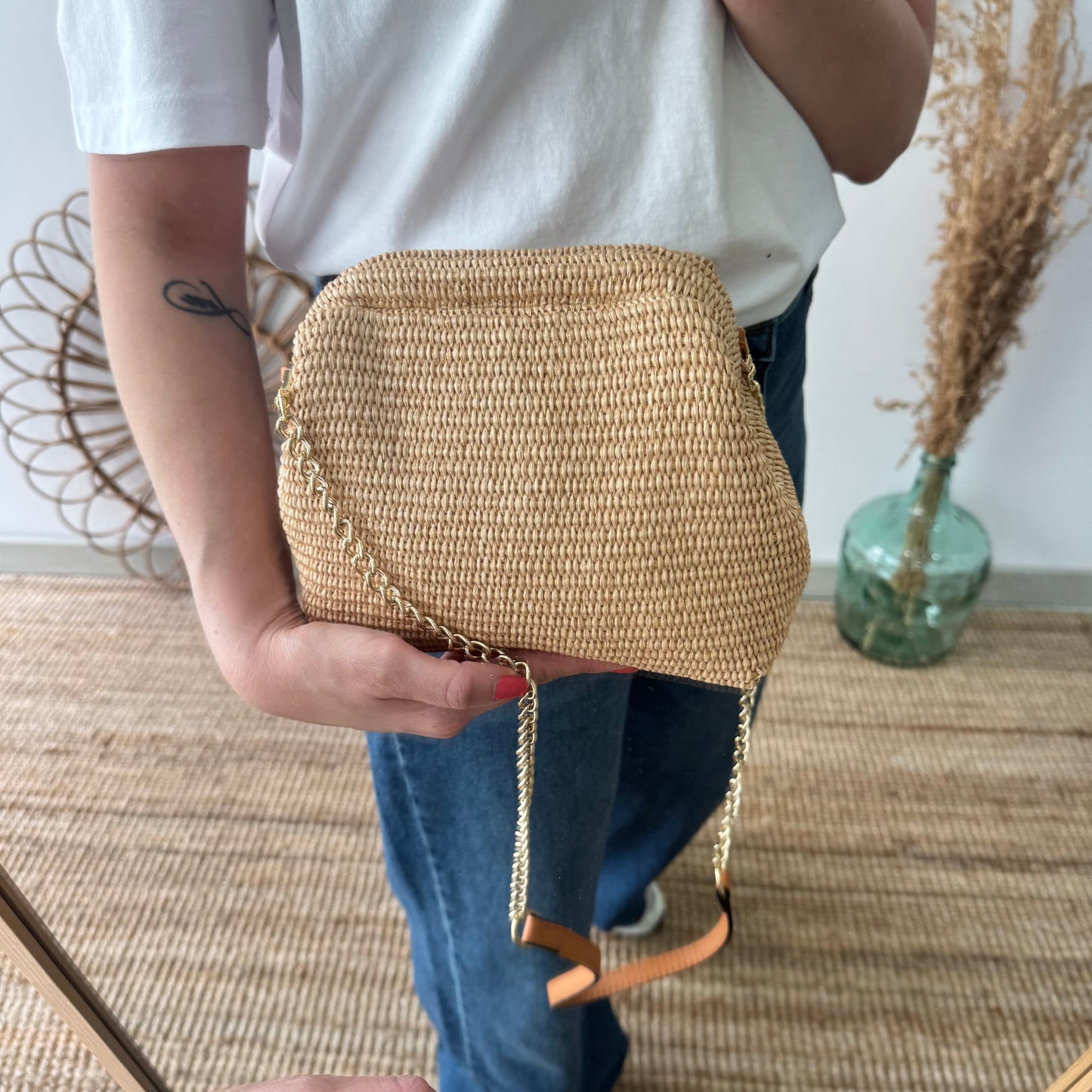 Bolso tipo clutch rafia beige cierre boquilla