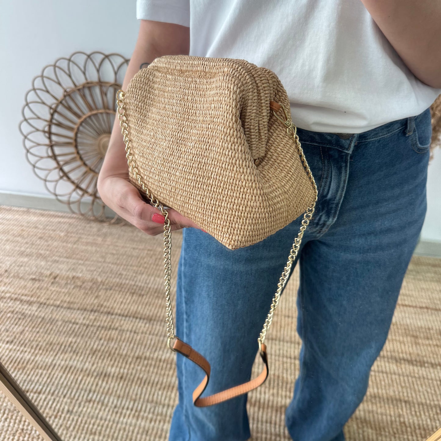 Bolso tipo clutch rafia beige cierre boquilla