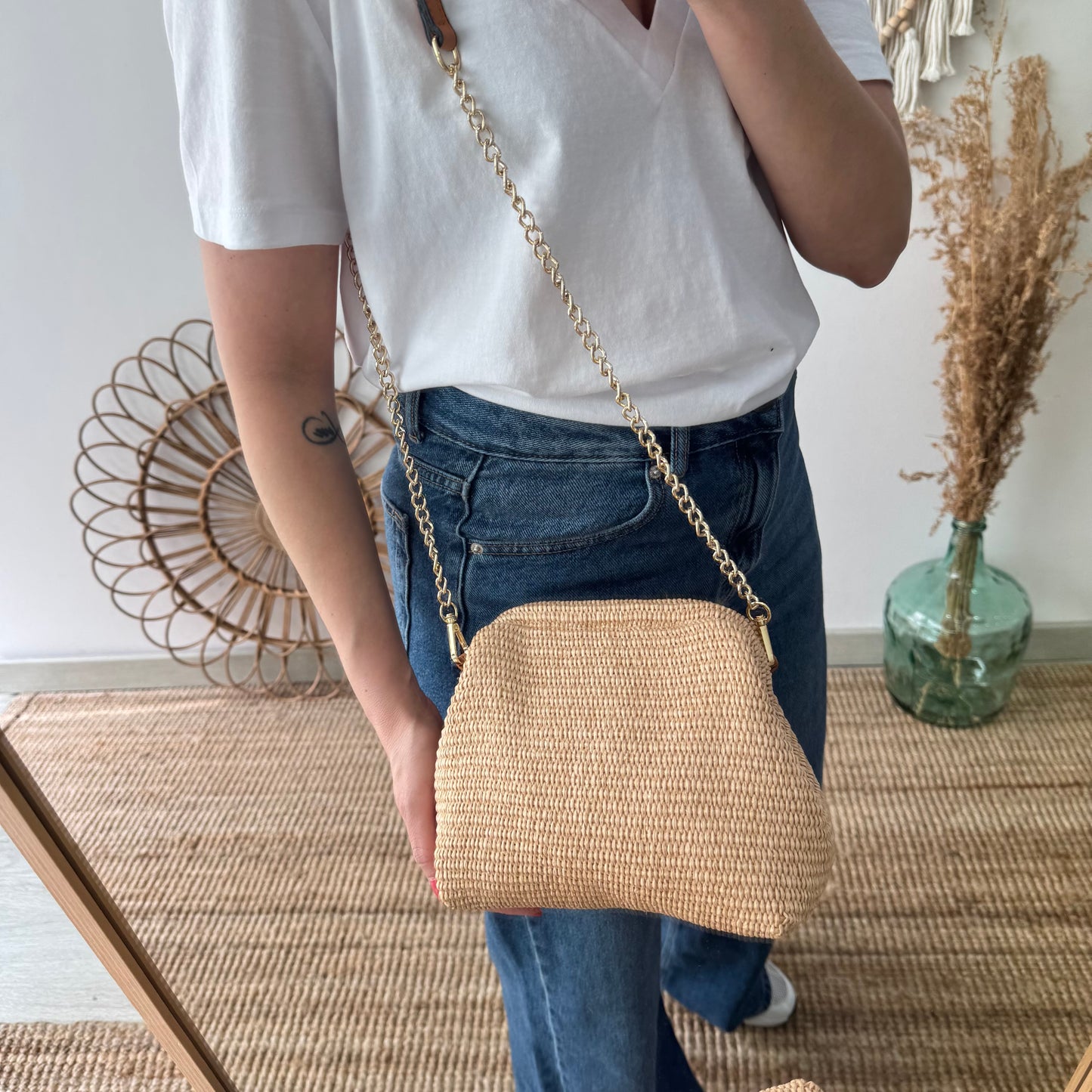Bolso tipo clutch rafia beige cierre boquilla