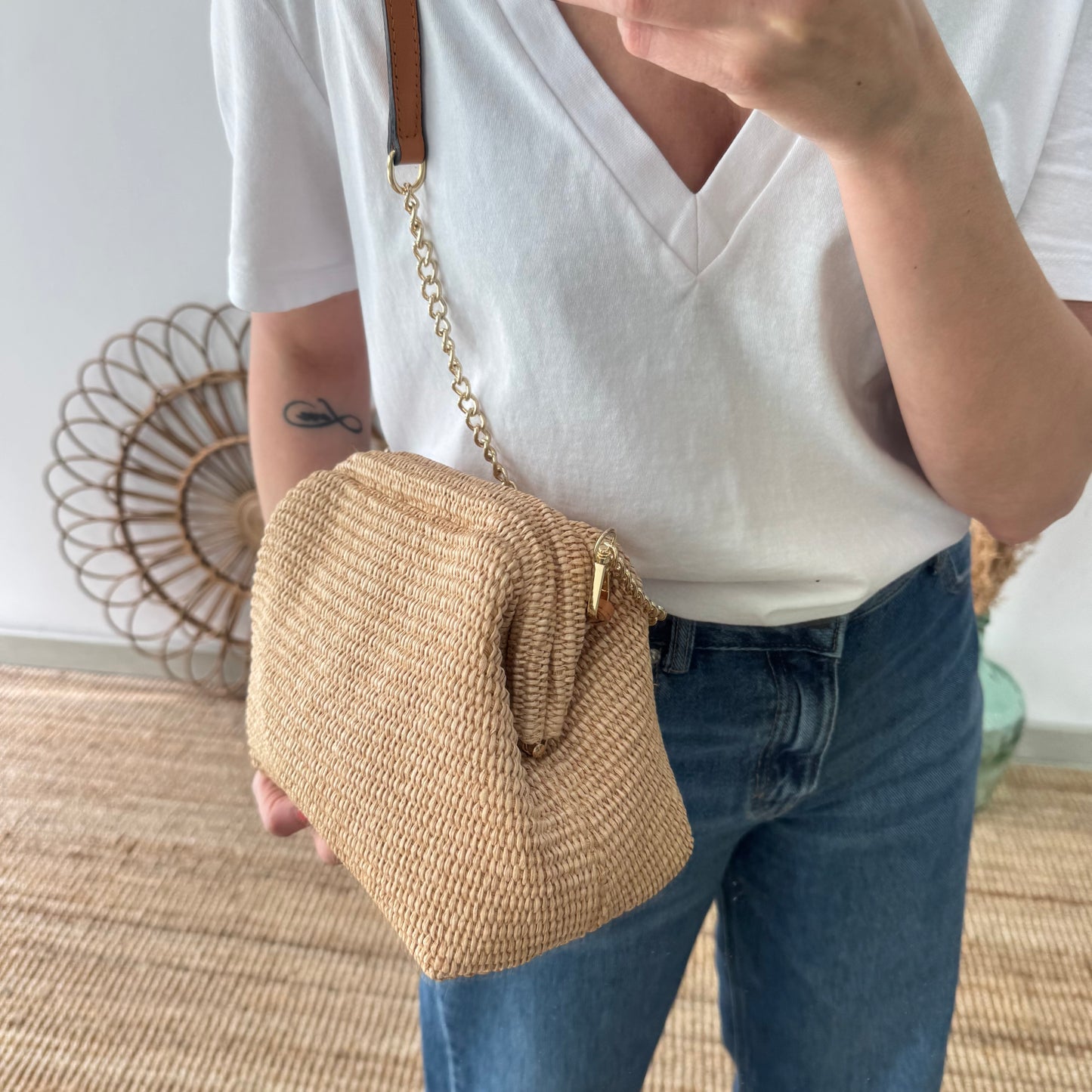 Bolso tipo clutch rafia beige cierre boquilla
