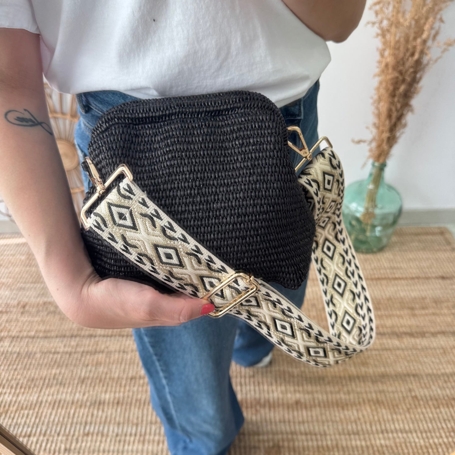 Bolso tipo clutch rafia negro cierre boquilla