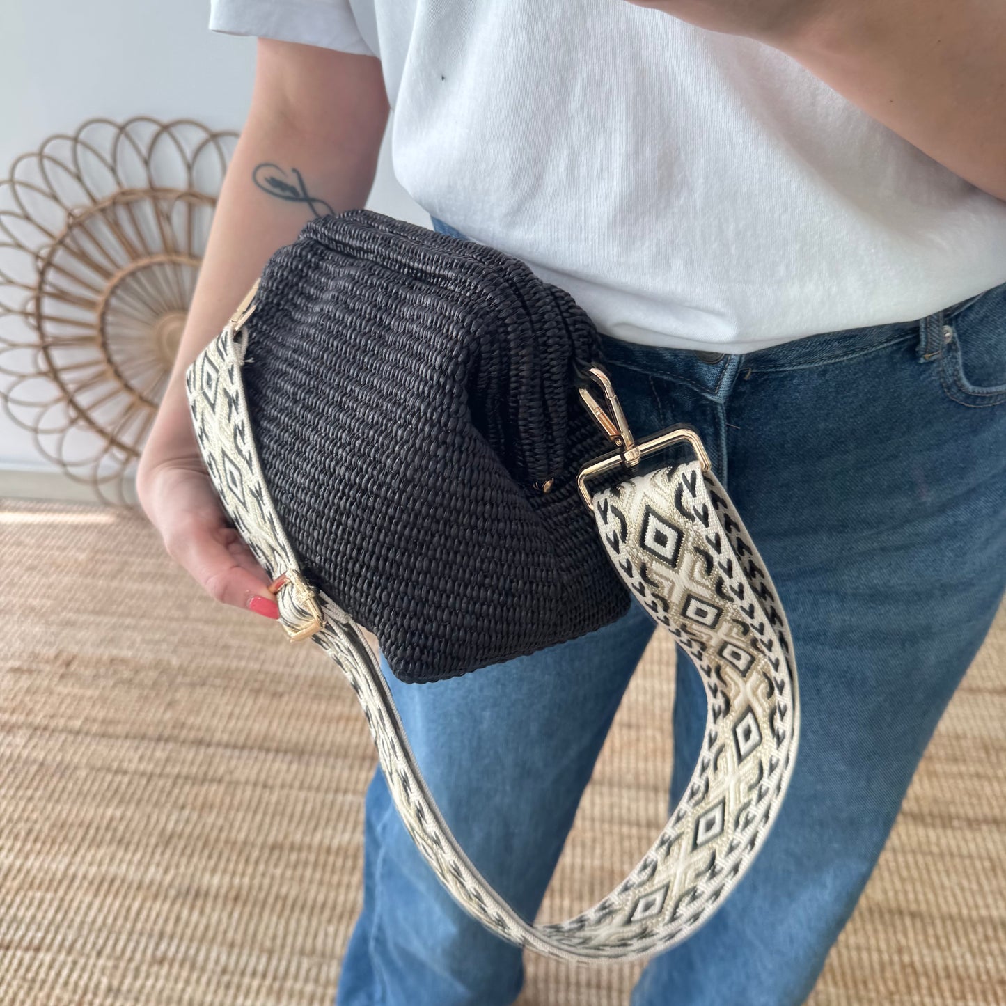 Bolso tipo clutch rafia negro cierre boquilla
