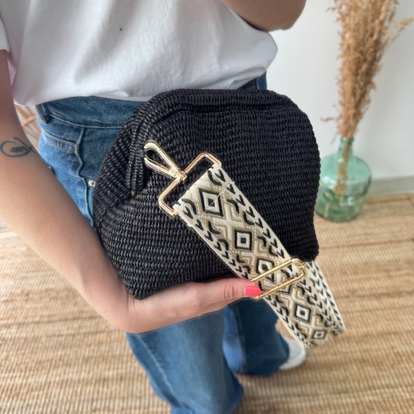 Bolso tipo clutch rafia negro cierre boquilla