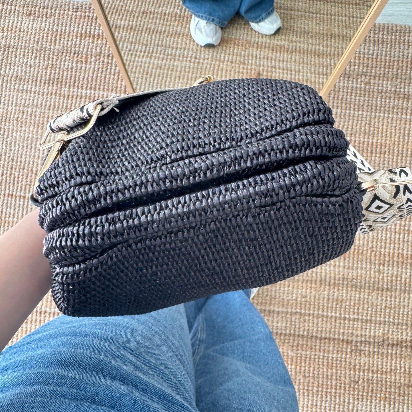 Bolso tipo clutch rafia negro cierre boquilla