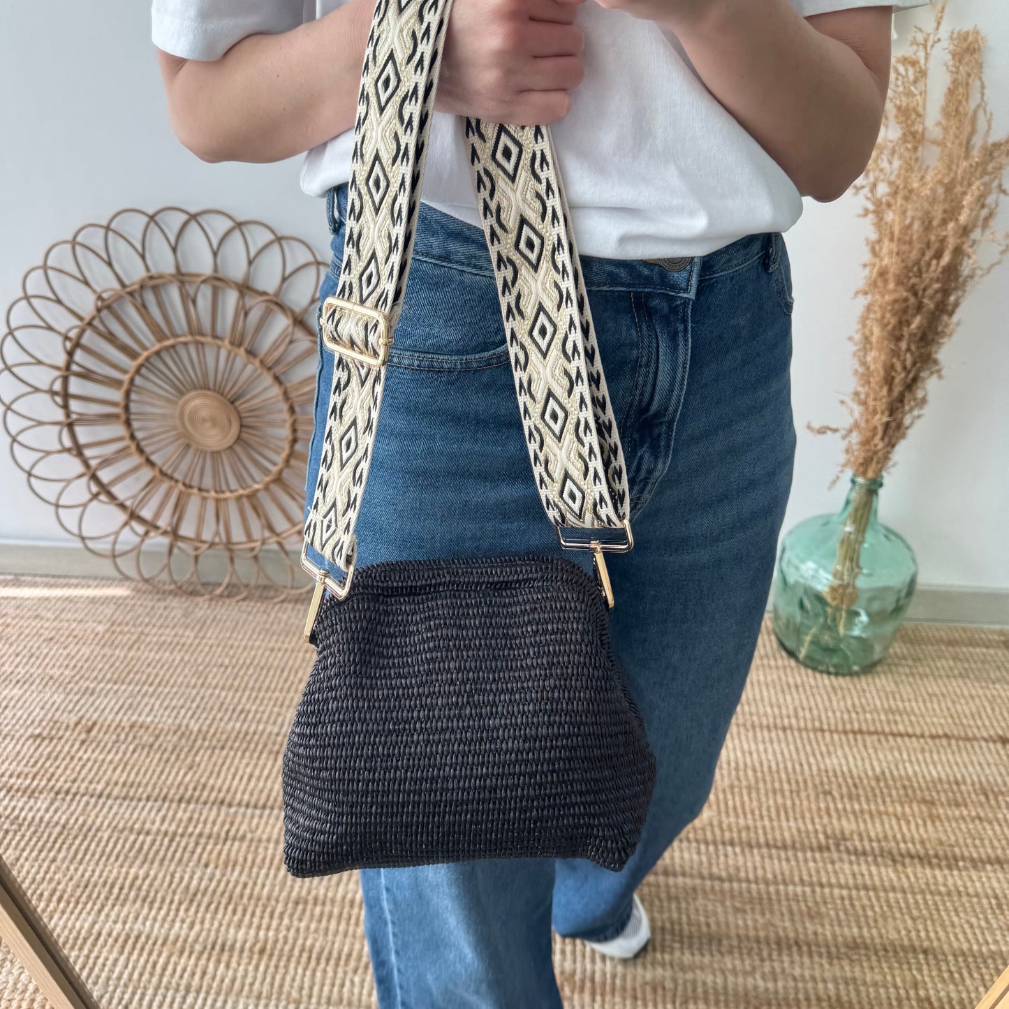 Bolso tipo clutch rafia negro cierre boquilla