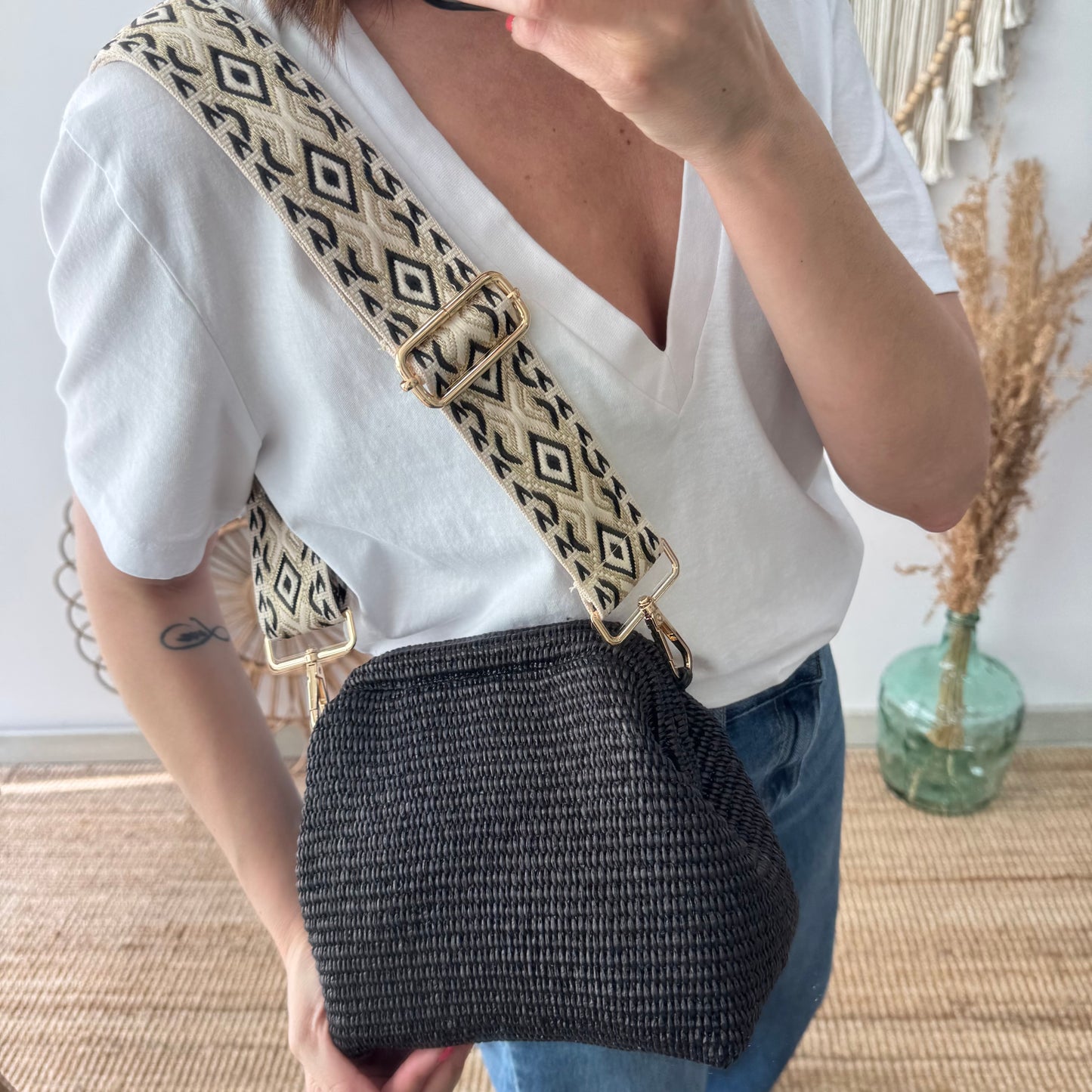 Bolso tipo clutch rafia negro cierre boquilla