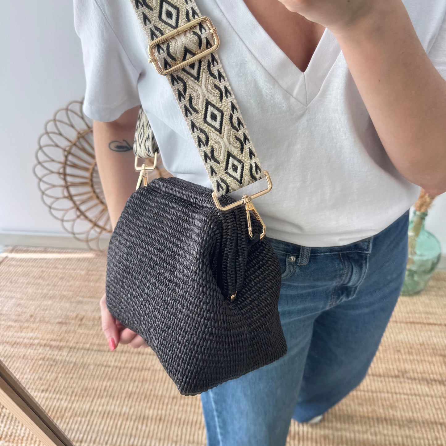 Bolso tipo clutch rafia negro cierre boquilla