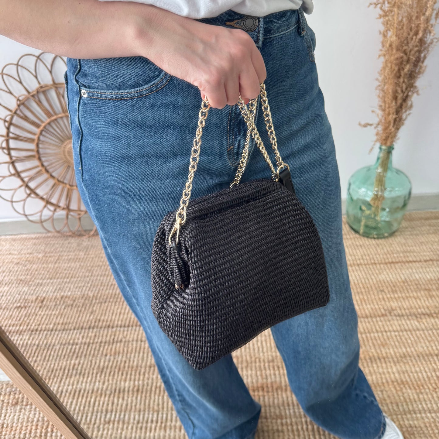 Bolso tipo clutch rafia negro cierre boquilla