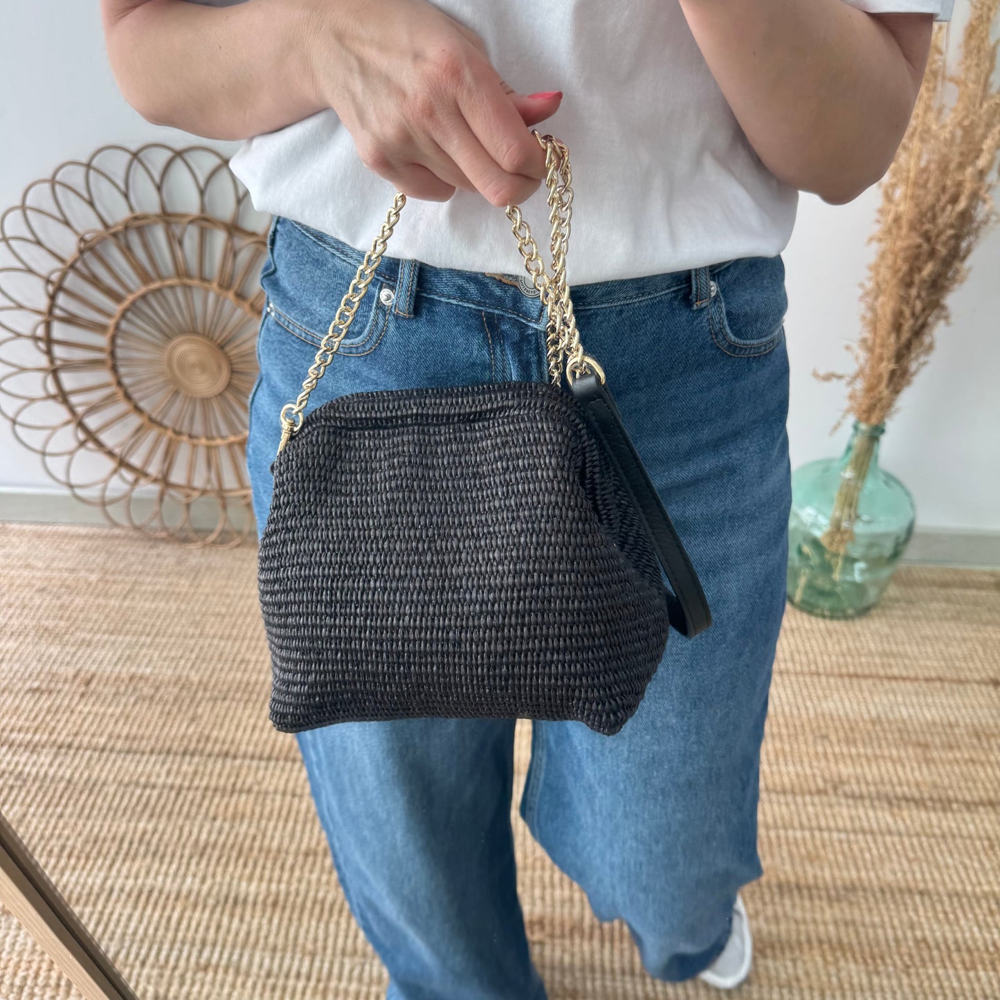Bolso tipo clutch rafia negro cierre boquilla
