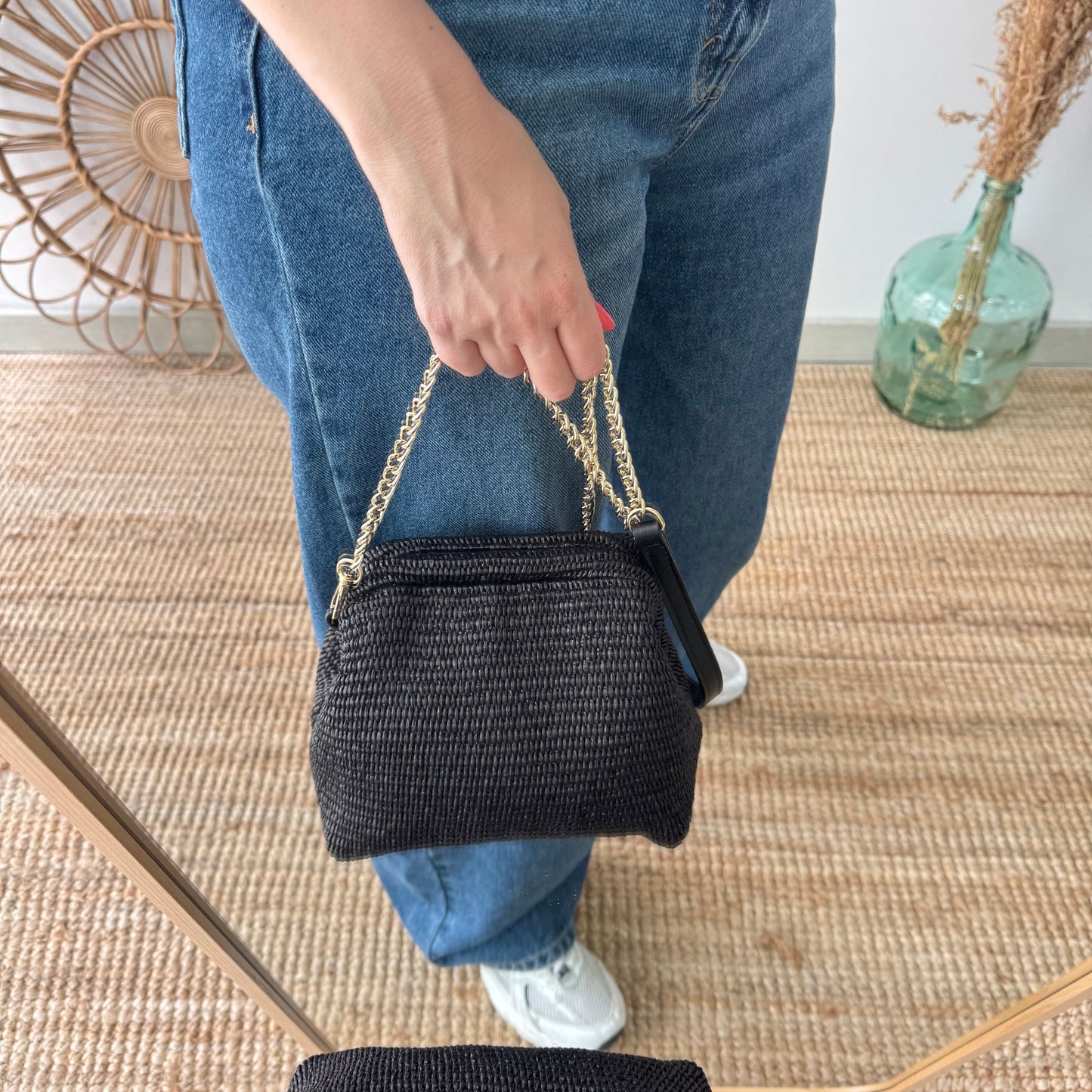 Bolso tipo clutch rafia negro cierre boquilla