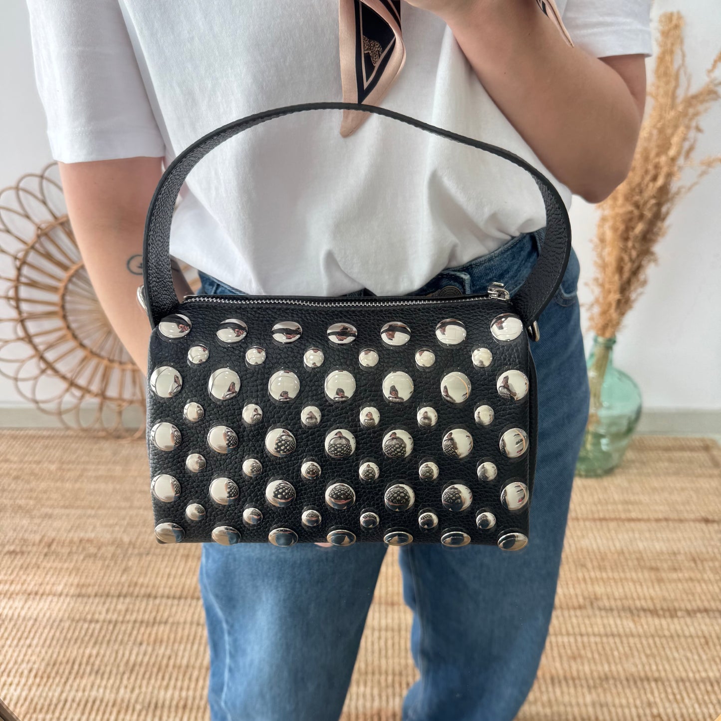Bolso bowling negra piel tachuelas herrajes plata