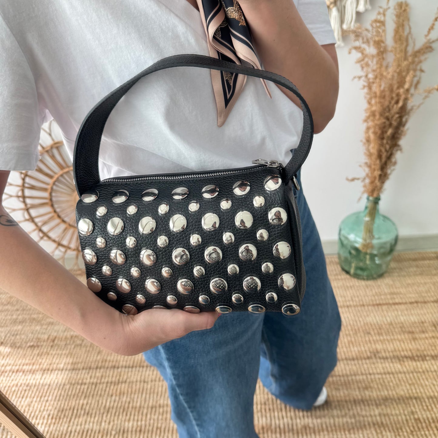 Bolso bowling negra piel tachuelas herrajes plata