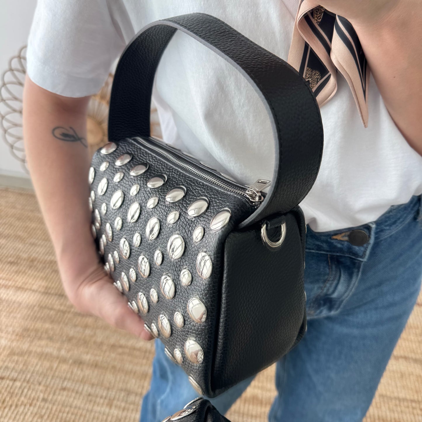Bolso bowling negra piel tachuelas herrajes plata