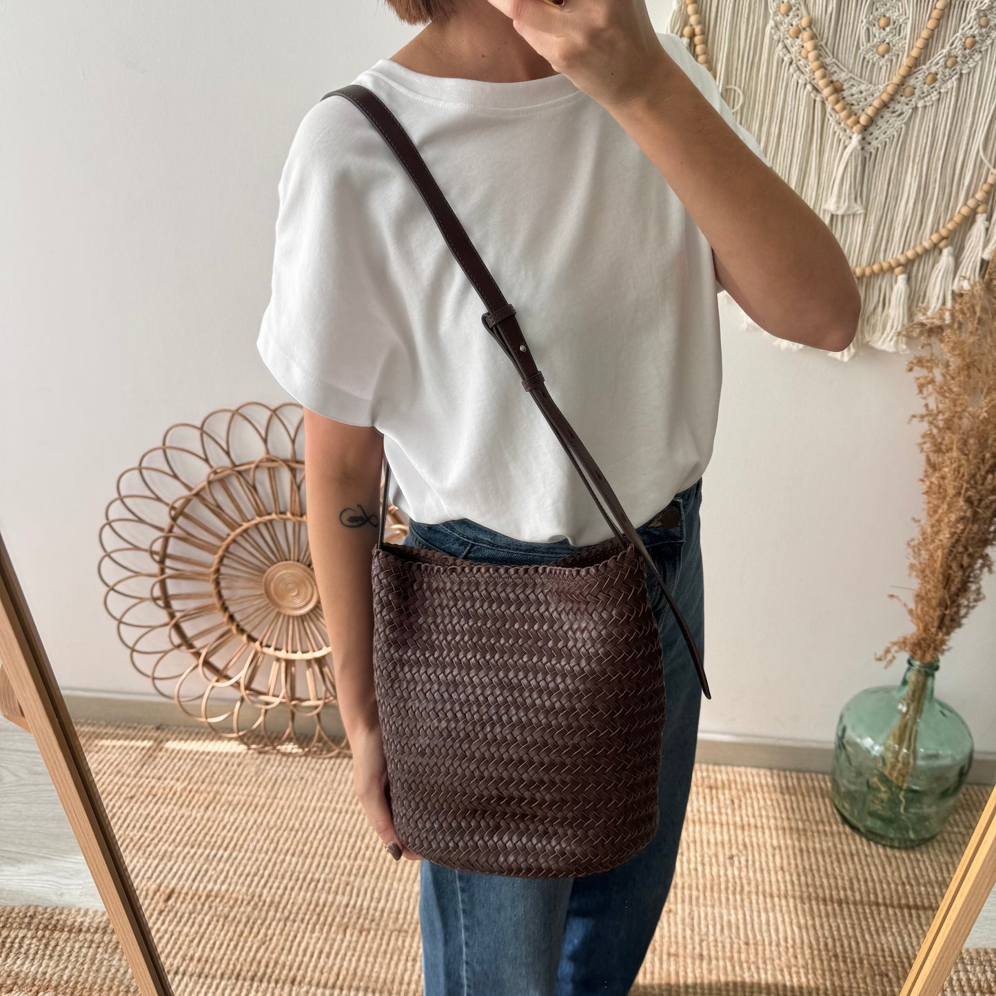 Bolso saco en piel trenzada marrón