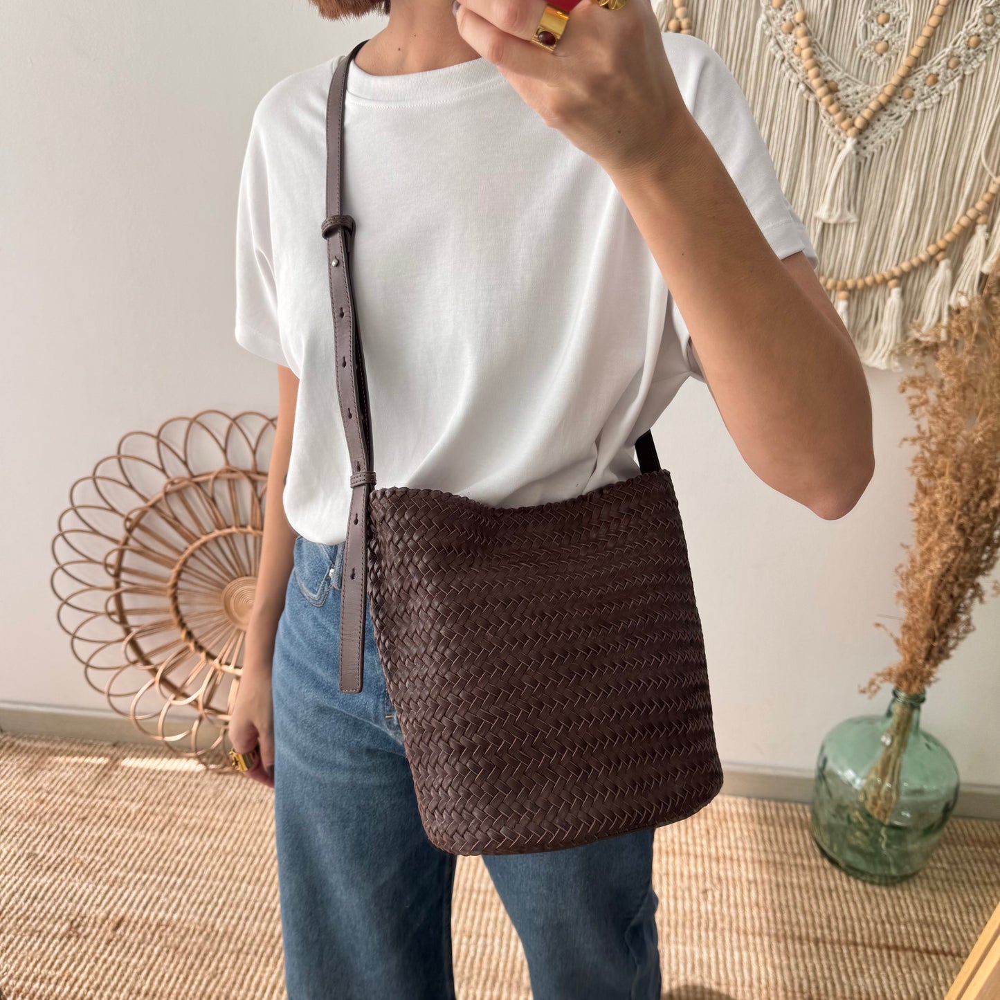 Bolso saco en piel trenzada marrón