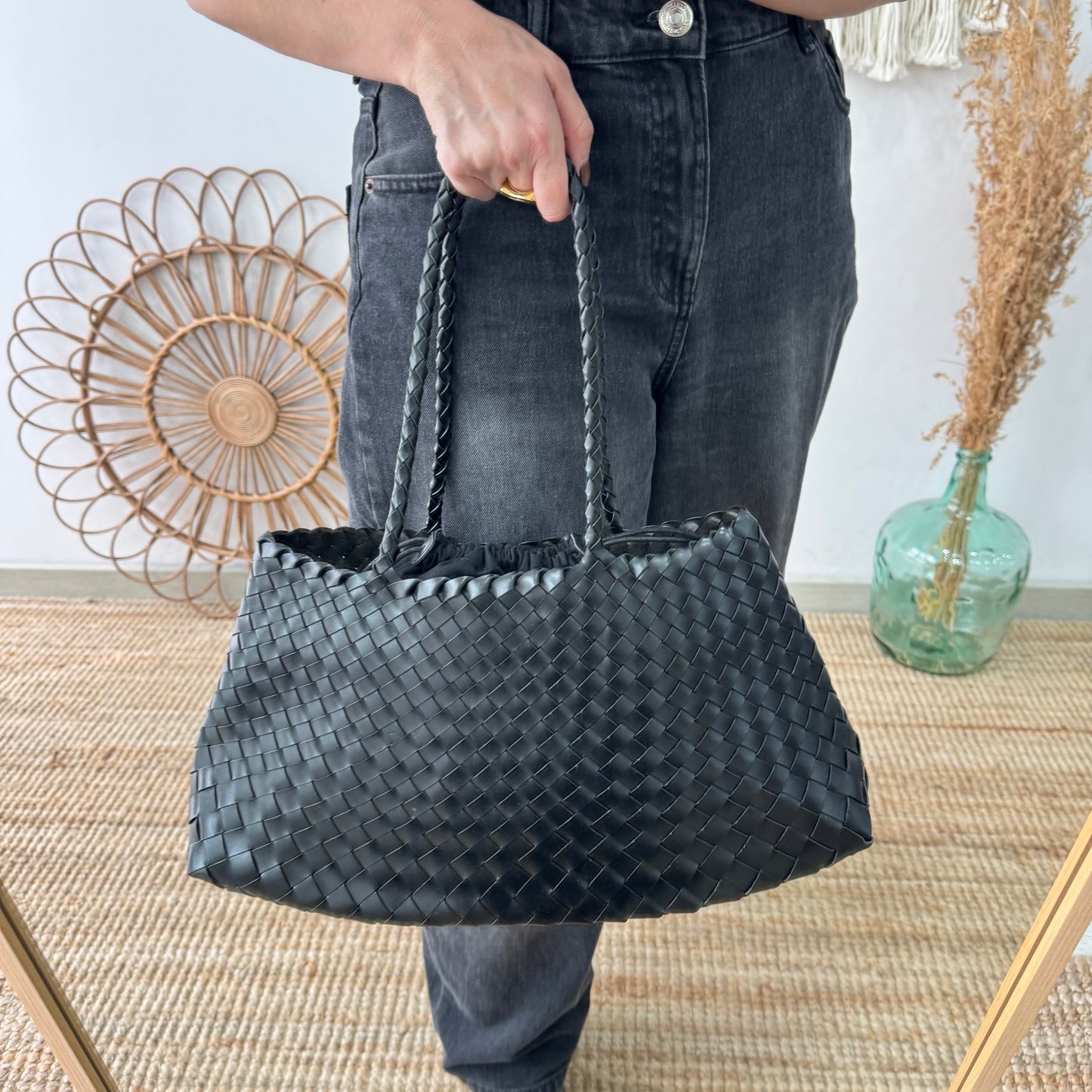 Bolso de piel trenzada trapecio negro