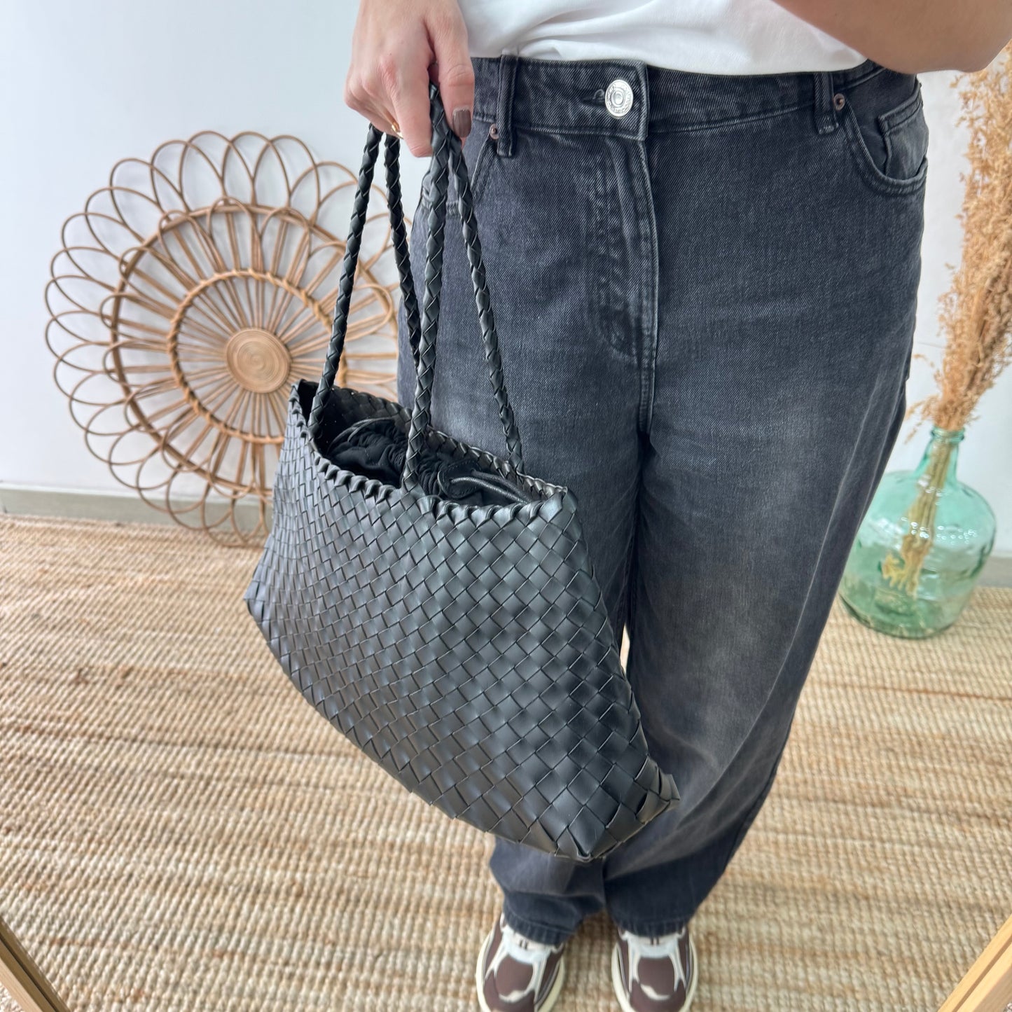 Bolso de piel trenzada trapecio negro