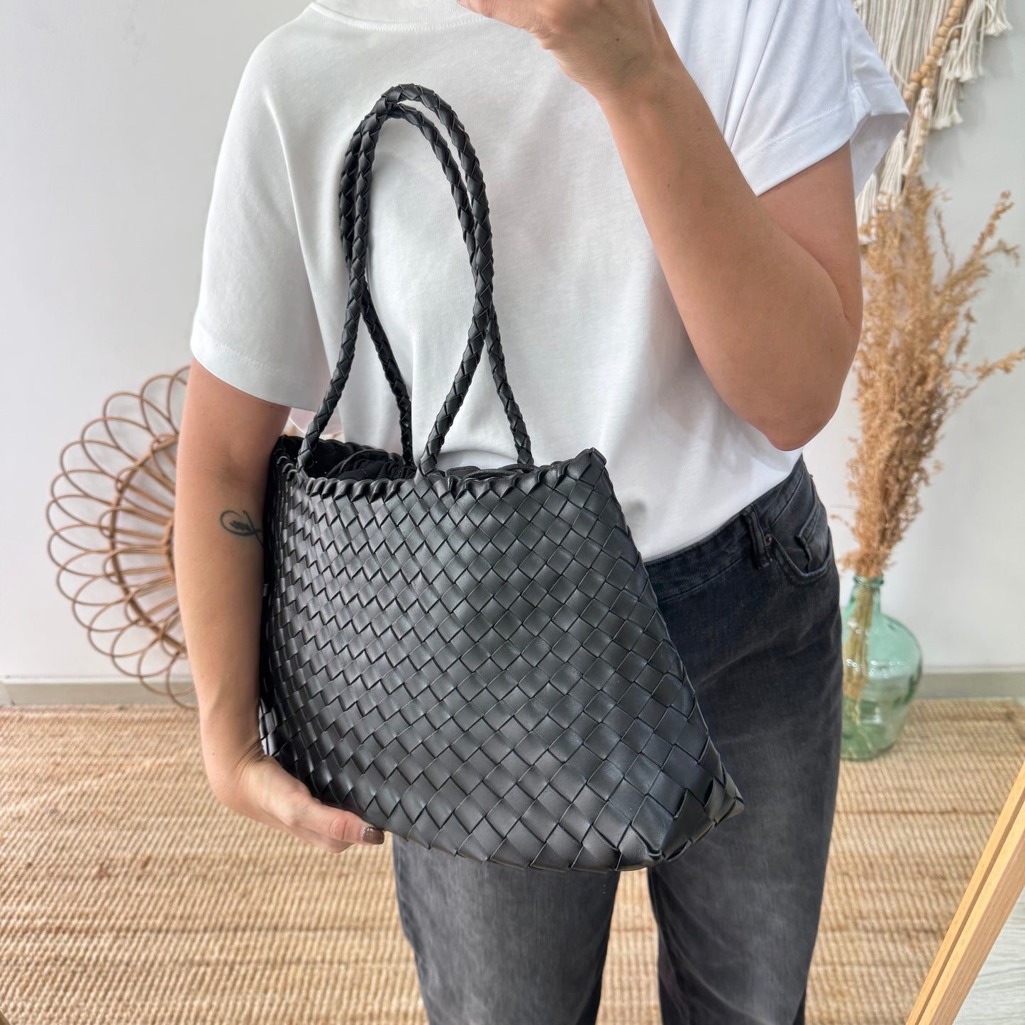 Bolso de piel trenzada trapecio negro