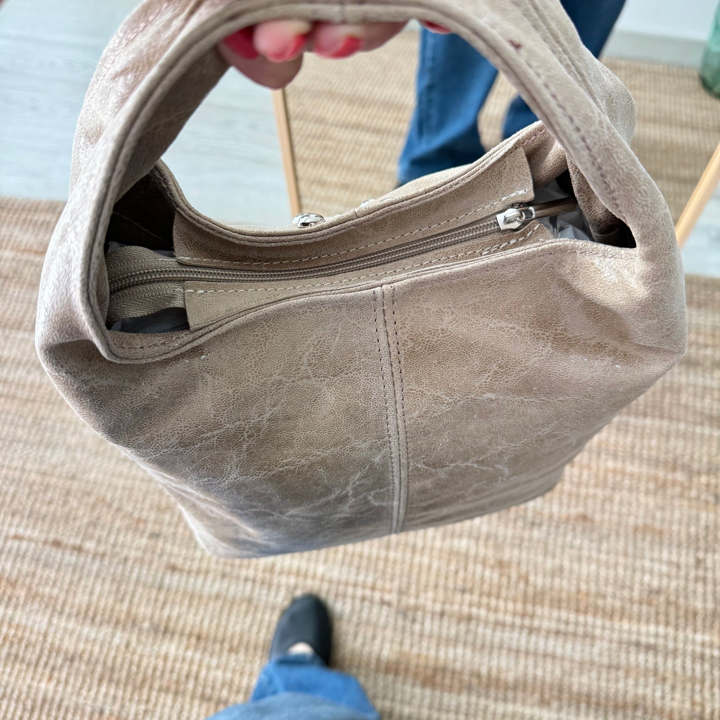 Bolso saco taupe tachuelas plata