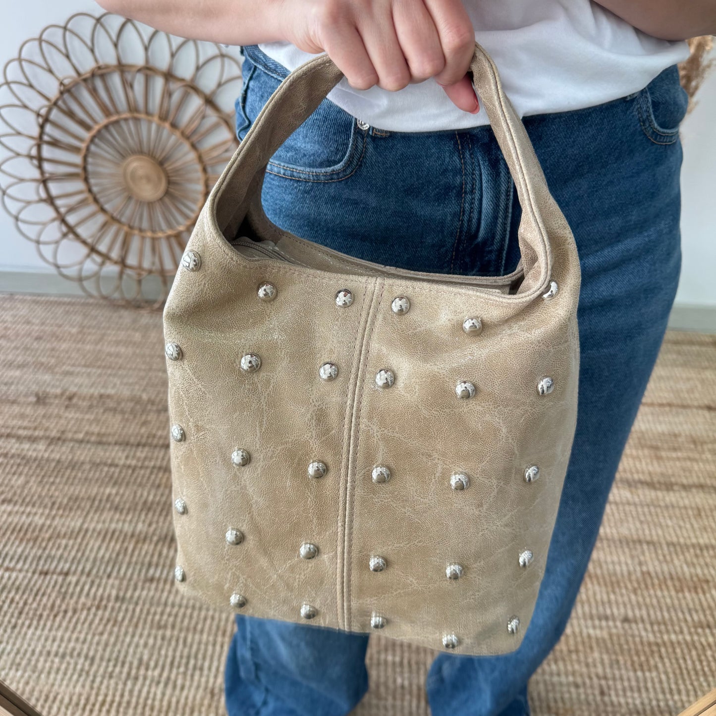 Bolso saco taupe tachuelas plata