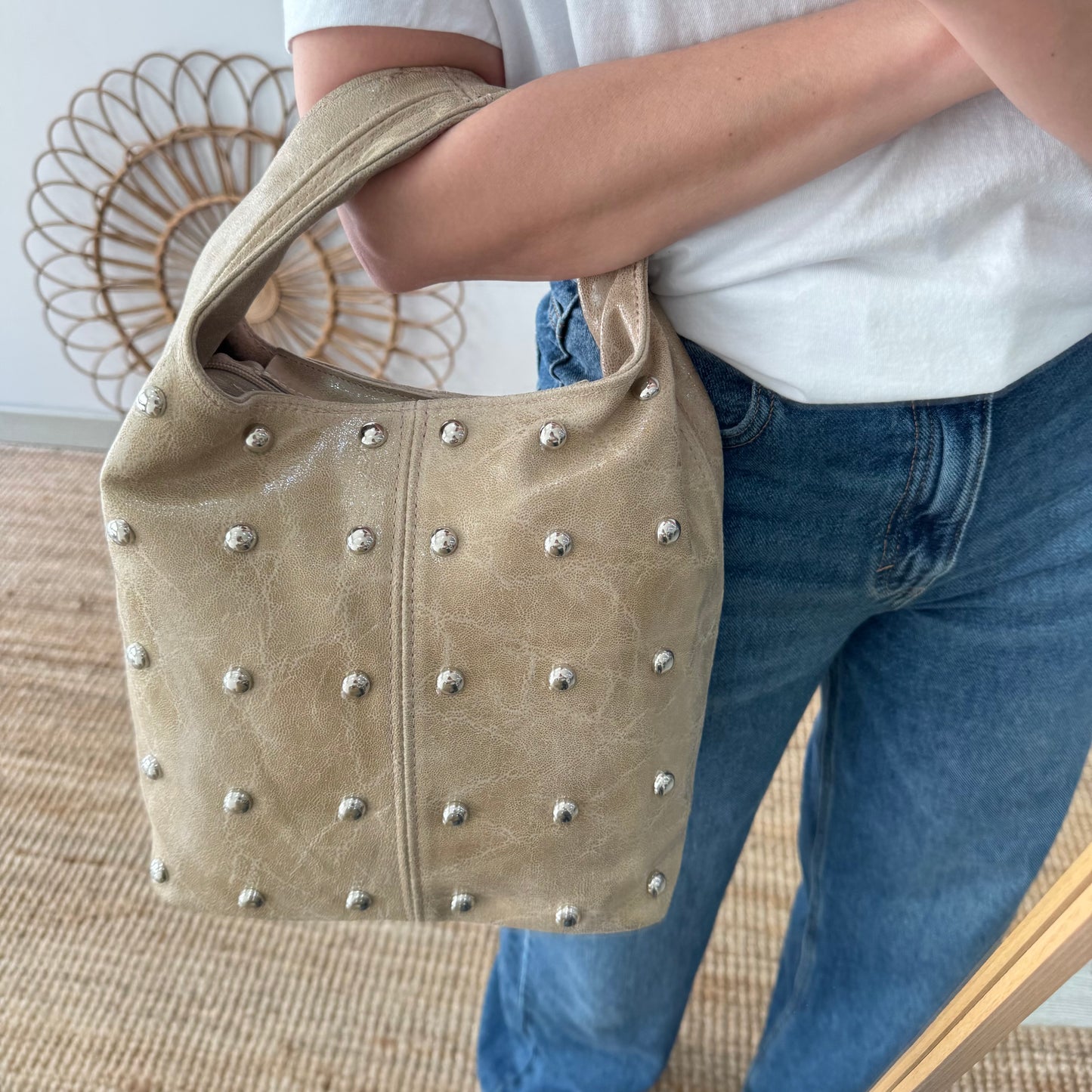 Bolso saco taupe tachuelas plata