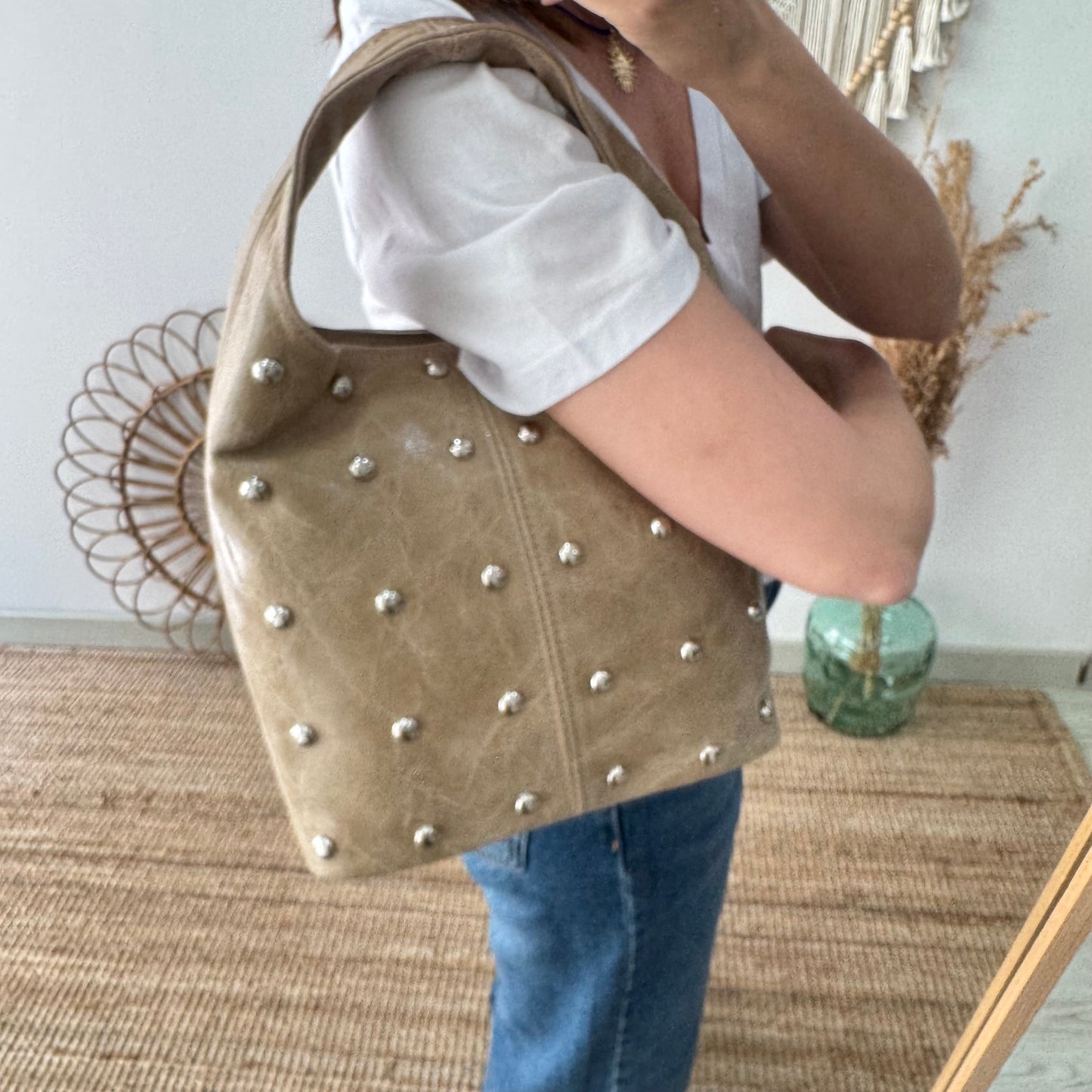 Bolso saco taupe tachuelas plata
