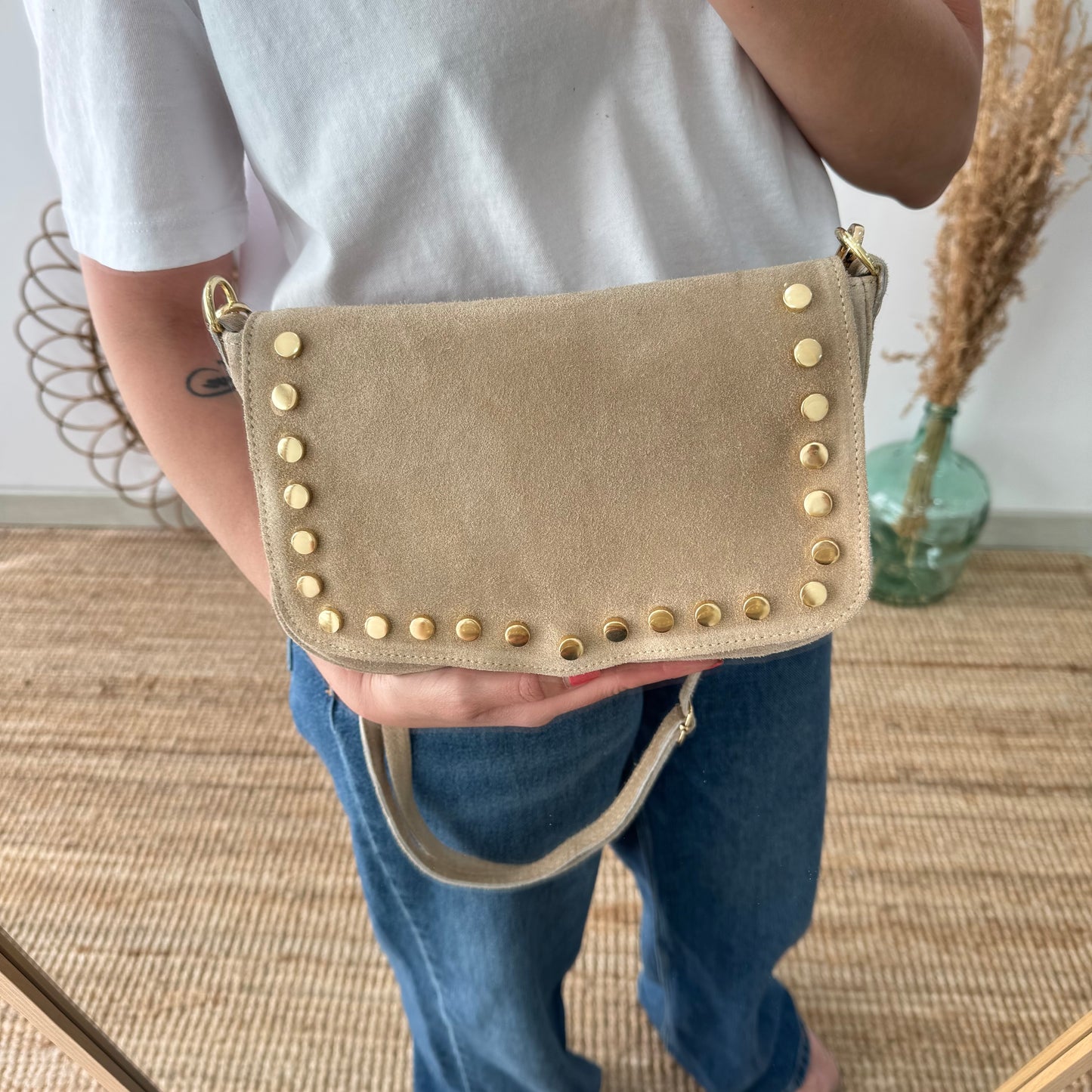 Bandolera solapa tachuelas doradas serraje iniciales bordadas beige