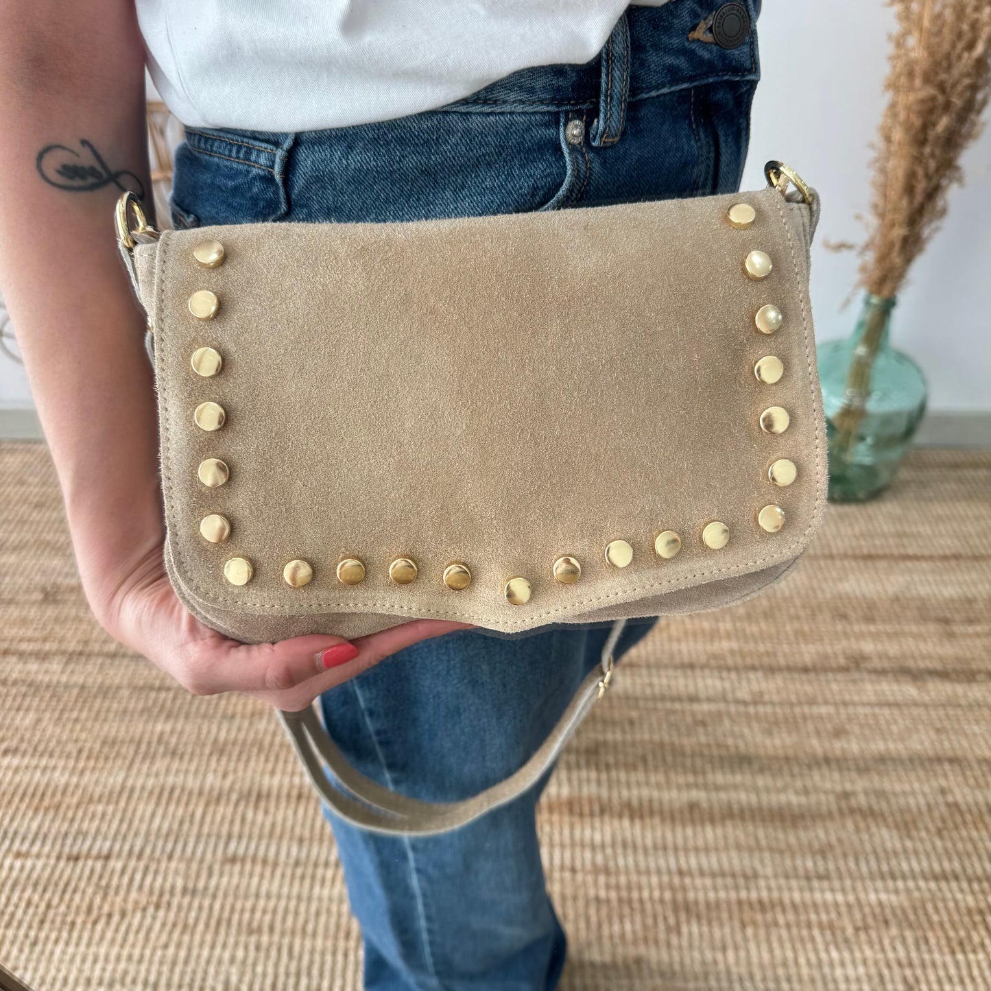 Bandolera solapa tachuelas doradas serraje iniciales bordadas beige
