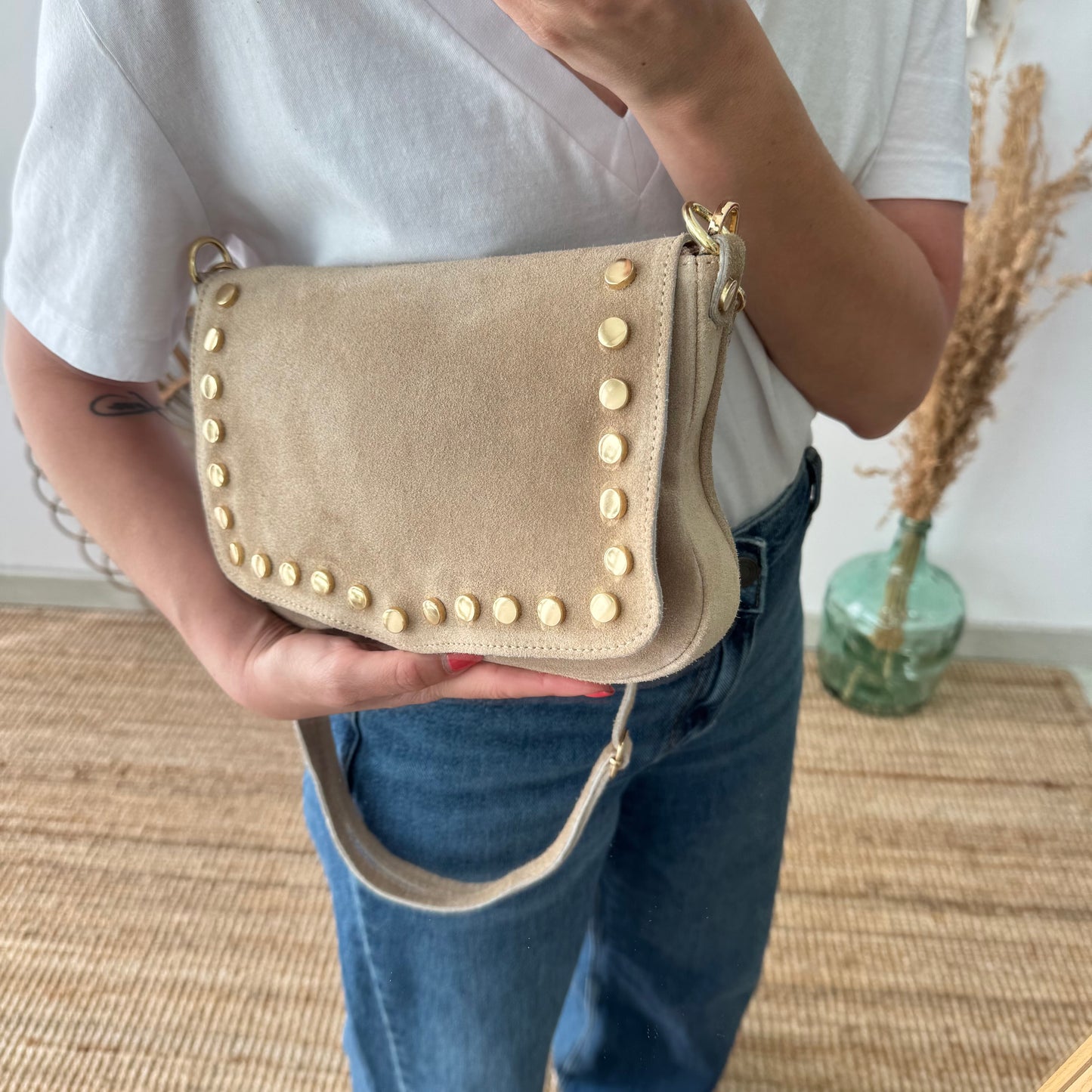 Bandolera solapa tachuelas doradas serraje iniciales bordadas beige