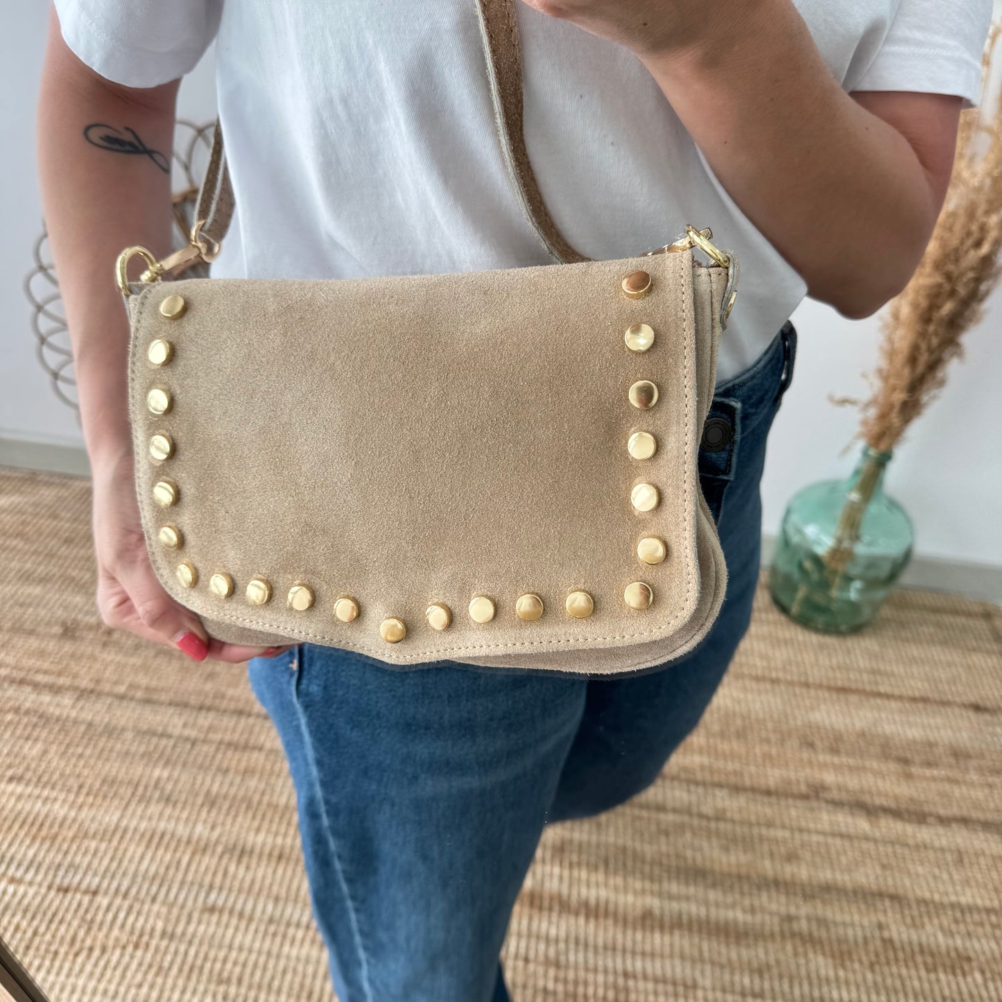 Bandolera solapa tachuelas doradas serraje iniciales bordadas beige