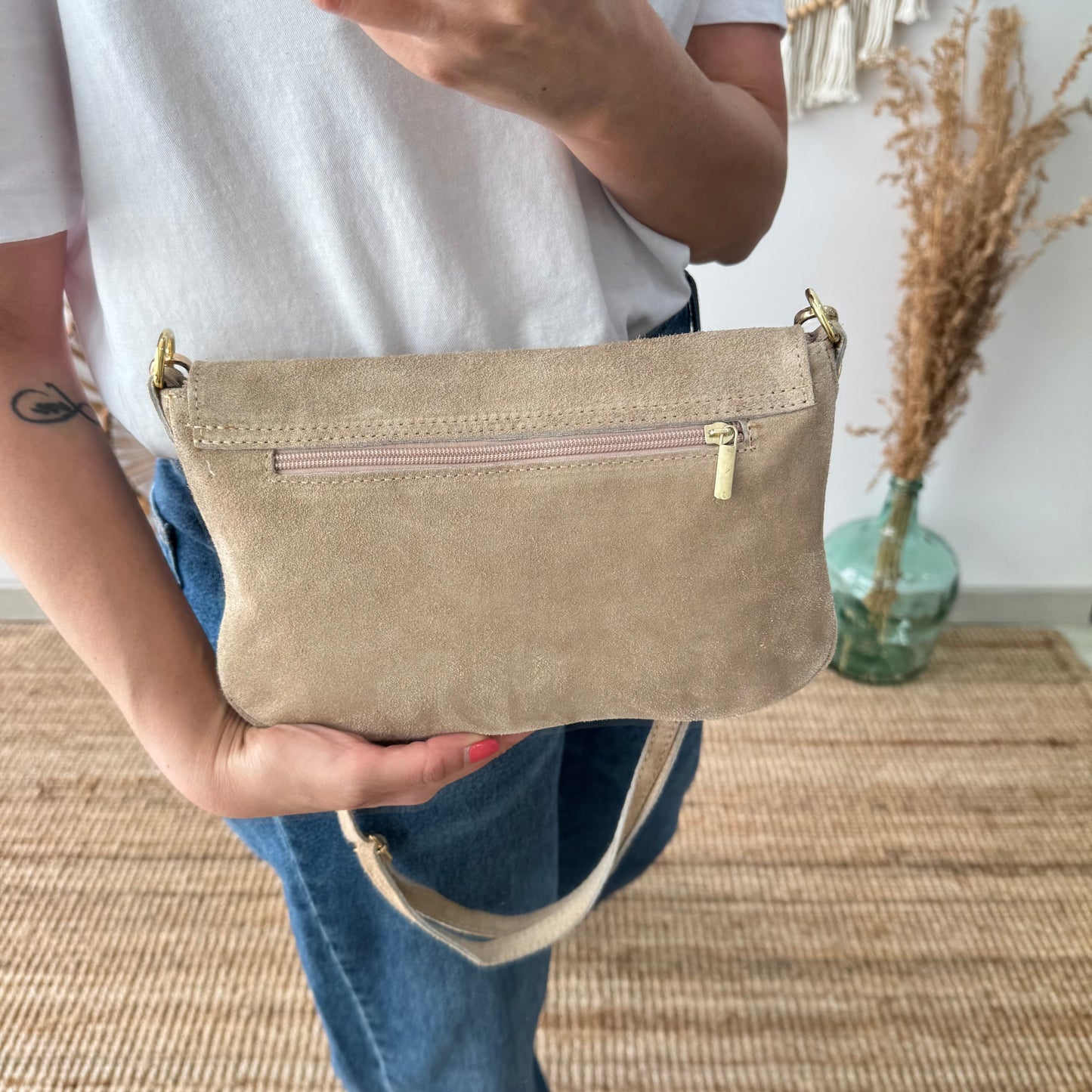 Bandolera solapa tachuelas doradas serraje iniciales bordadas beige