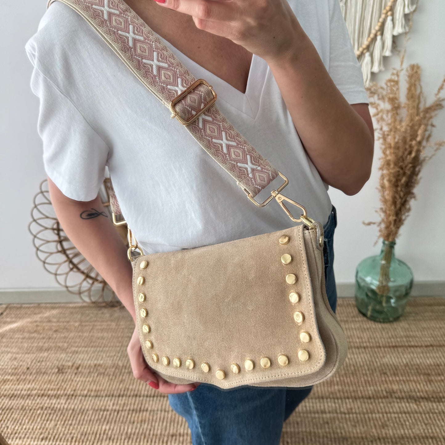 Bandolera solapa tachuelas doradas serraje iniciales bordadas beige