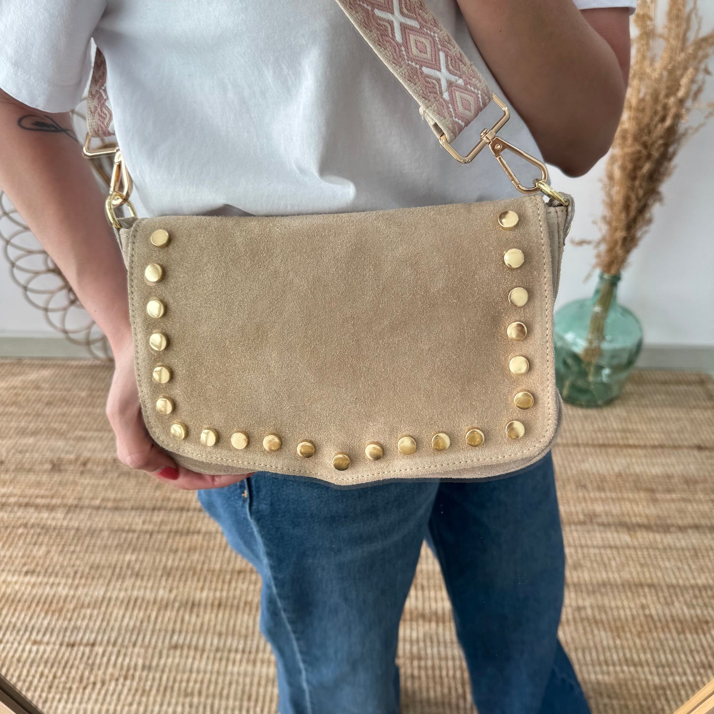Bandolera solapa tachuelas doradas serraje iniciales bordadas beige