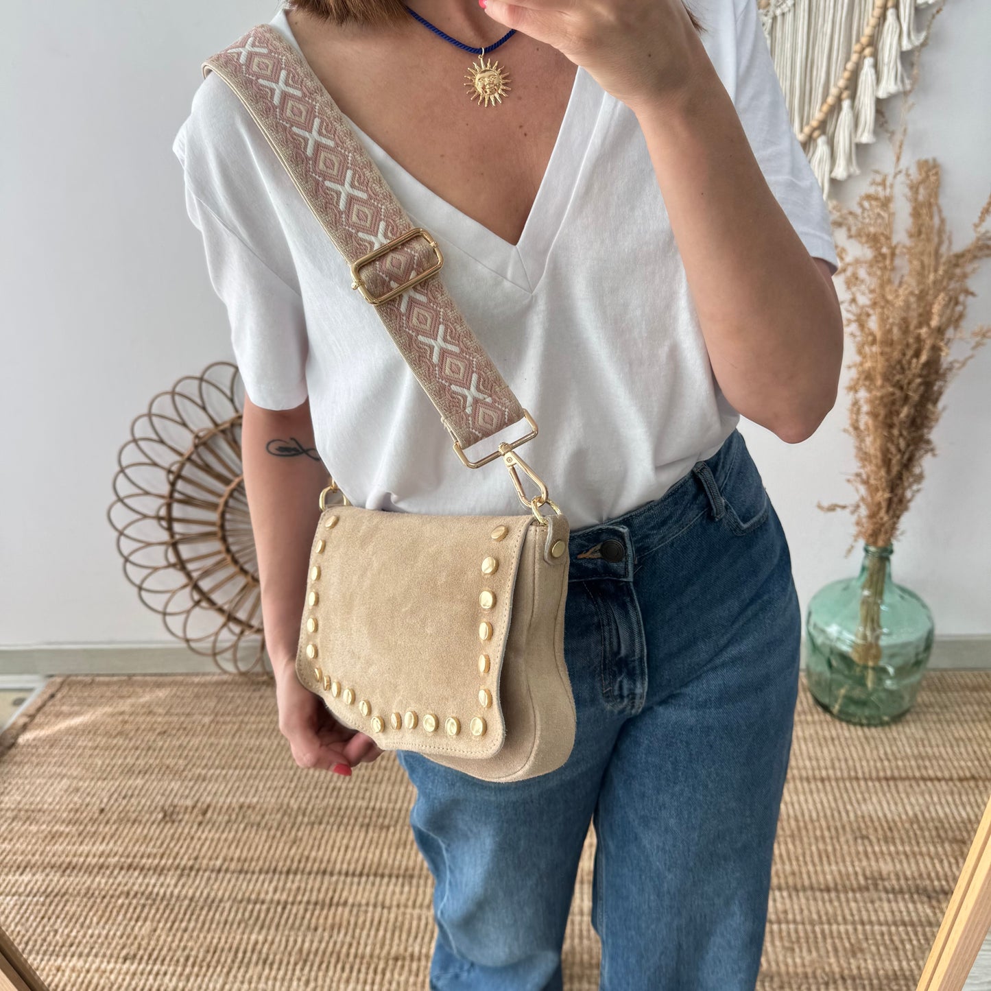 Bandolera solapa tachuelas doradas serraje iniciales bordadas beige