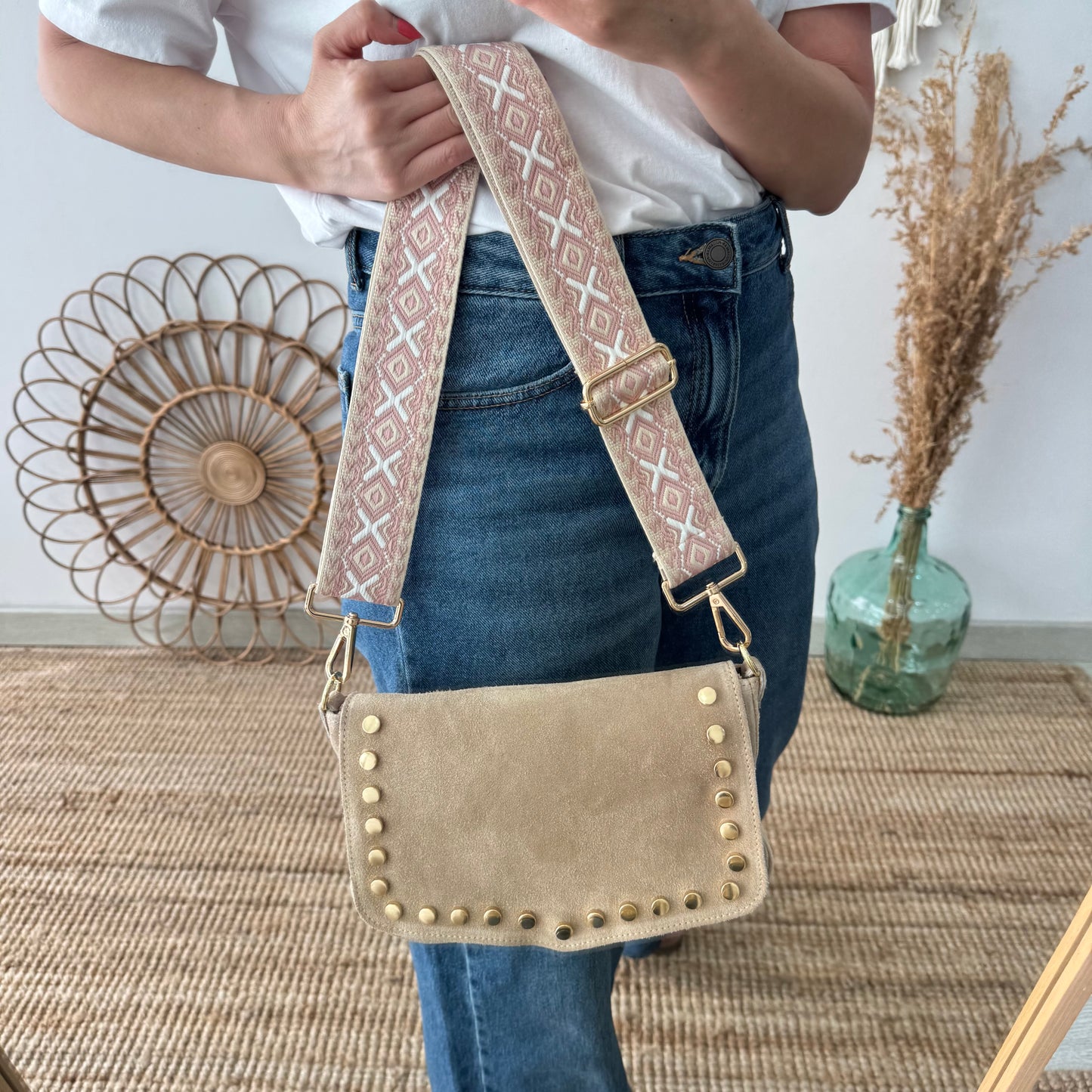Bandolera solapa tachuelas doradas serraje iniciales bordadas beige