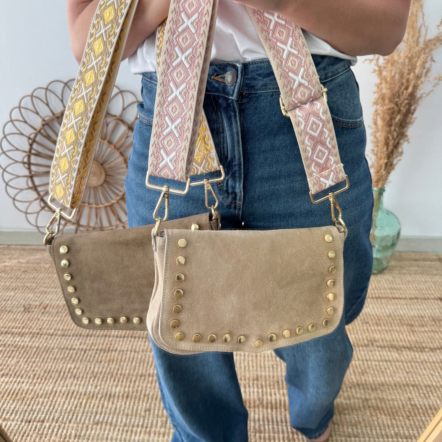 Bandolera solapa tachuelas doradas serraje iniciales bordadas beige