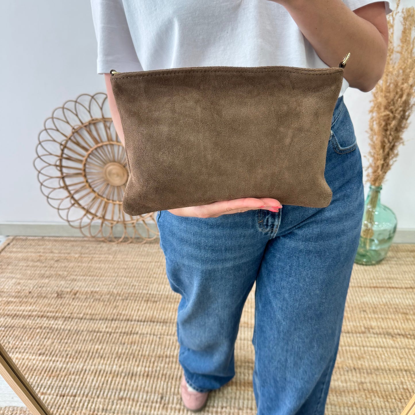 Bandolera tachuelas doradas serraje iniciales bordadas taupe