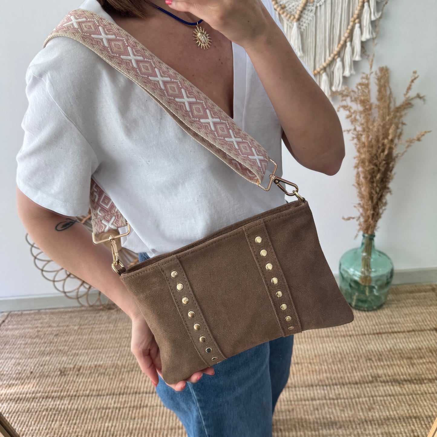 Bandolera tachuelas doradas serraje iniciales bordadas taupe